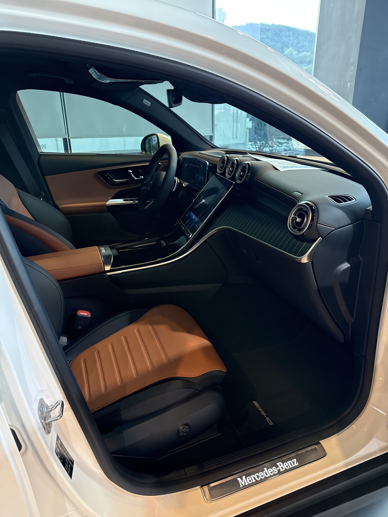 벤츠 GLC300 쿠페 신차 실내 탠 시트 - 출고 전 컨디션