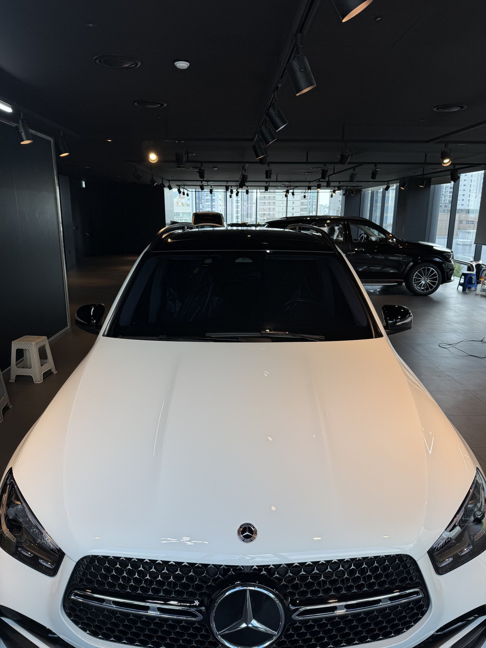 벤츠 GLE450 백색 신차 전측면 로우앵글 - 부산 쉴드광택