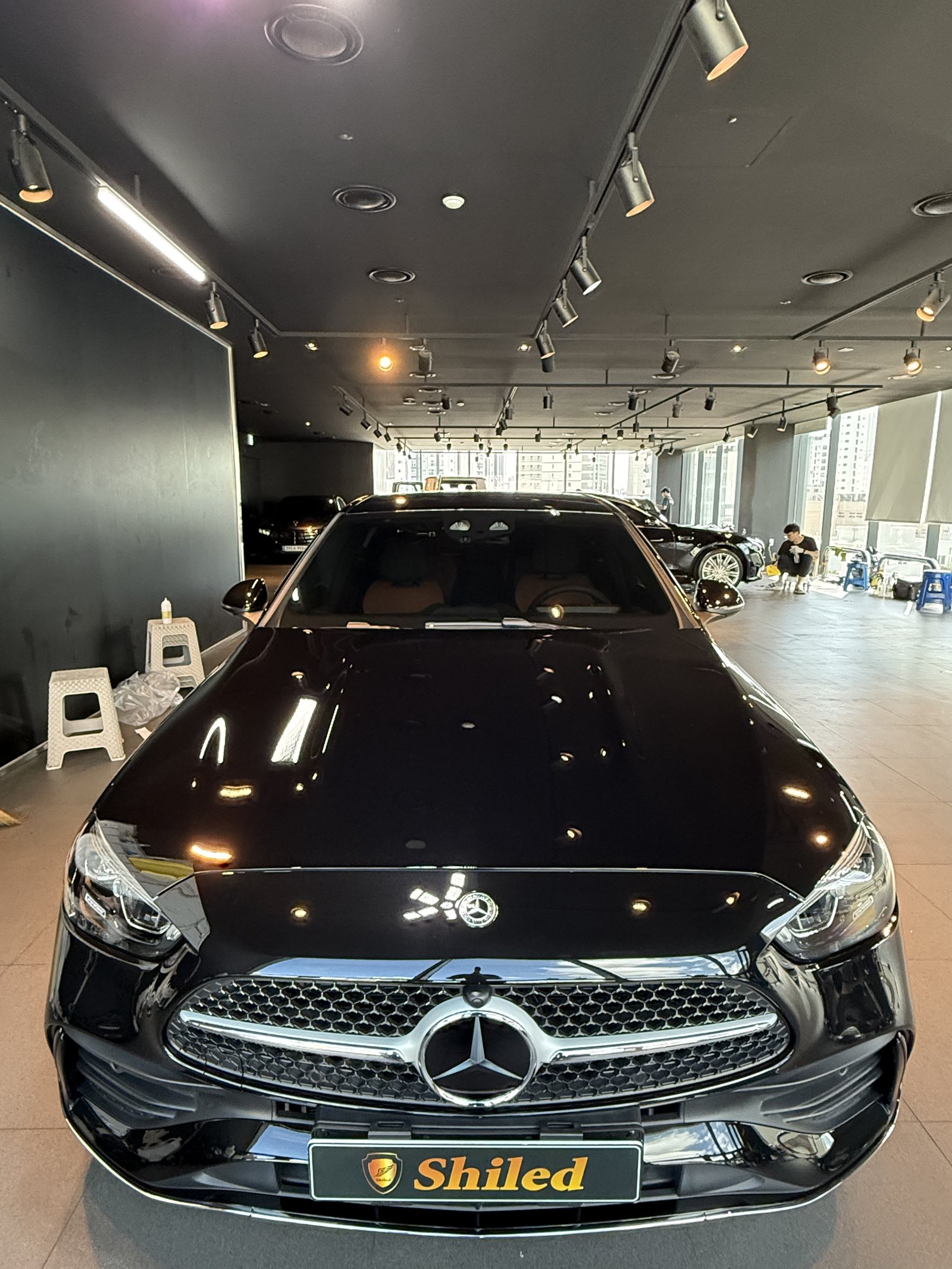 벤츠 C200 AMG 검정 신차 F5 유리막코팅 전시장 정면 - 부산 쉴드광택