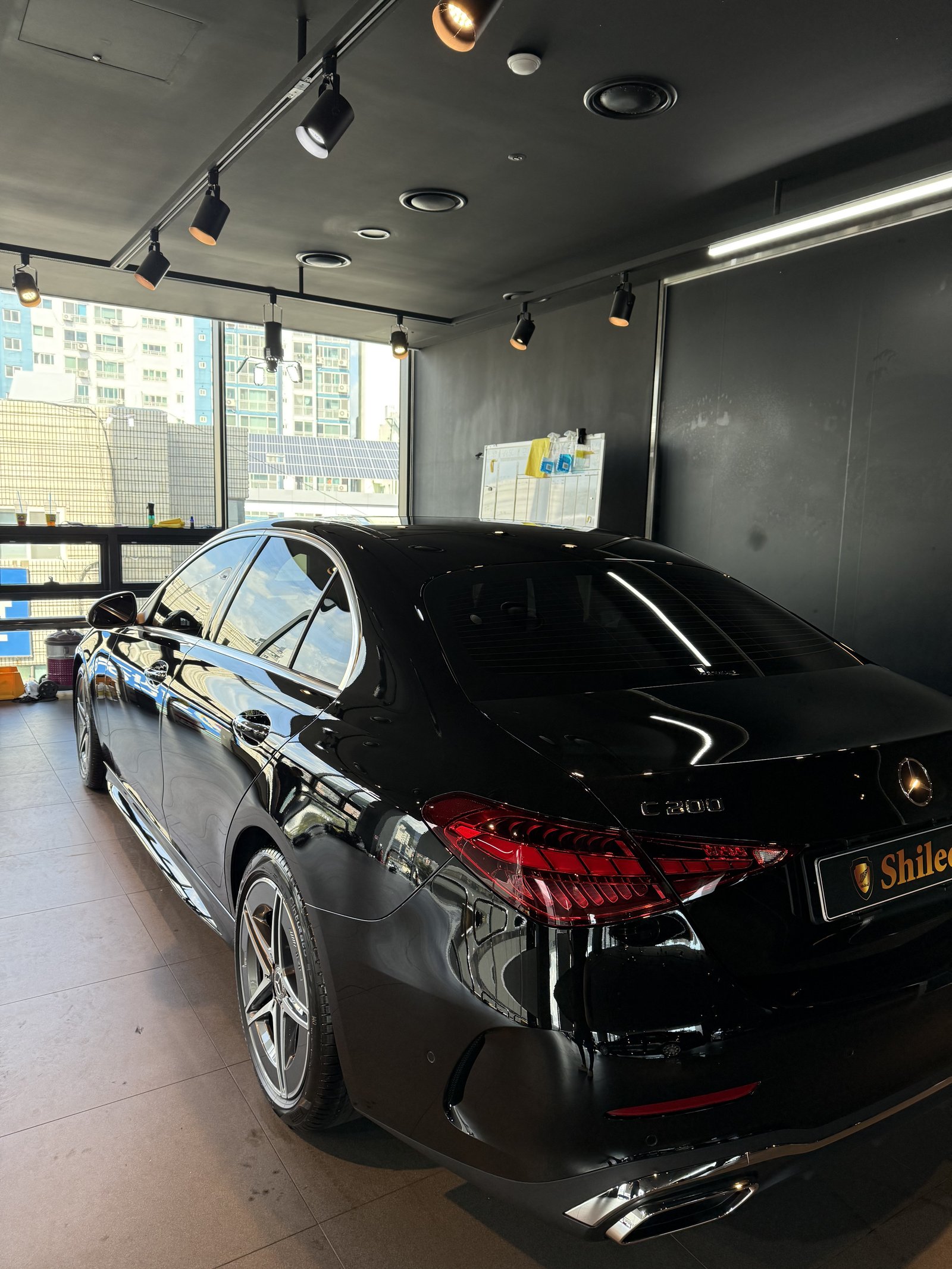 벤츠 C200 AMG 검정 신차 후측면 반사광 - 부산 쉴드광택 신차코팅