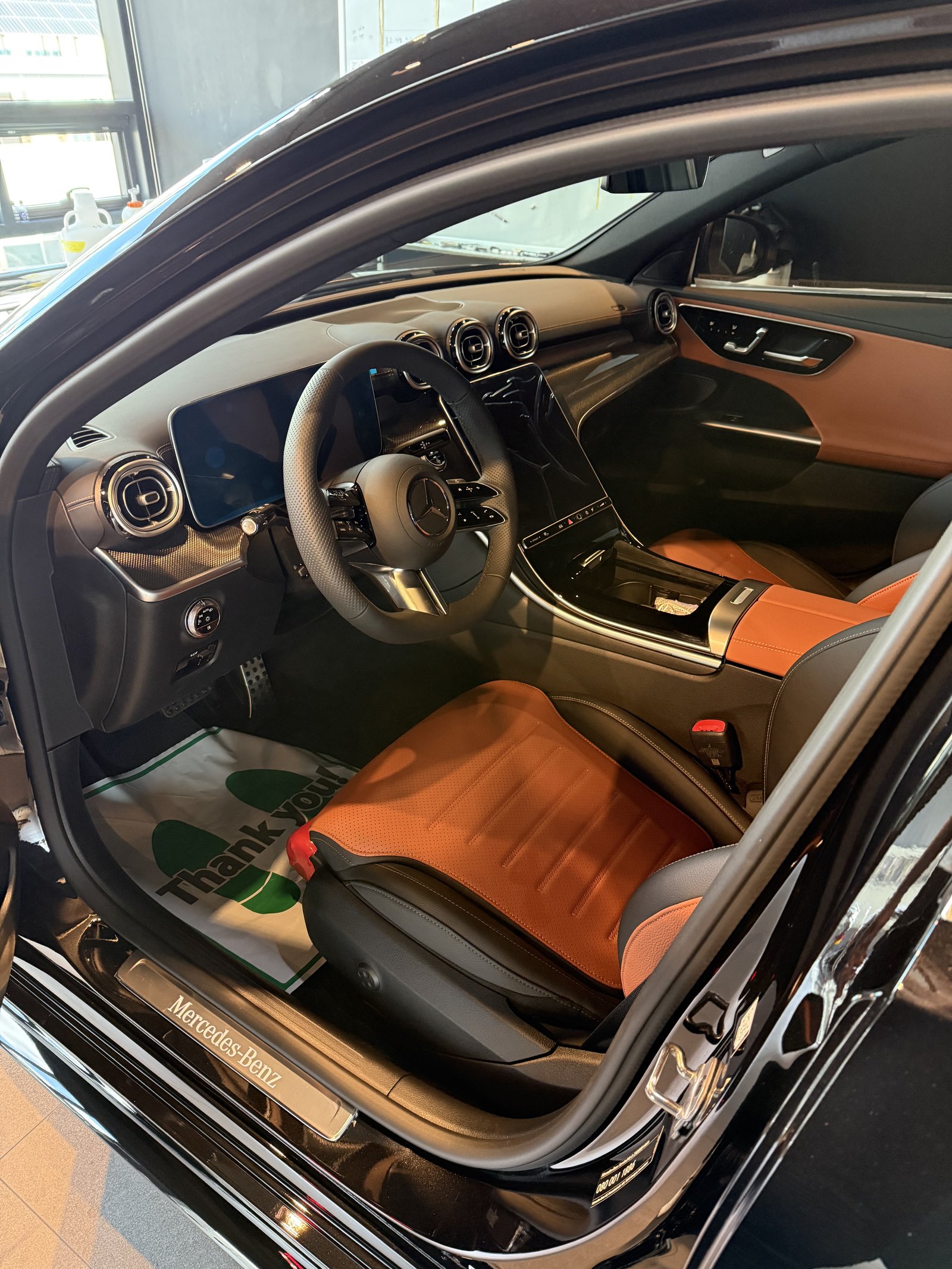 벤츠 C200 AMG 신차 실내 코냑 브라운 가죽시트 - 인도 전 컨디션
