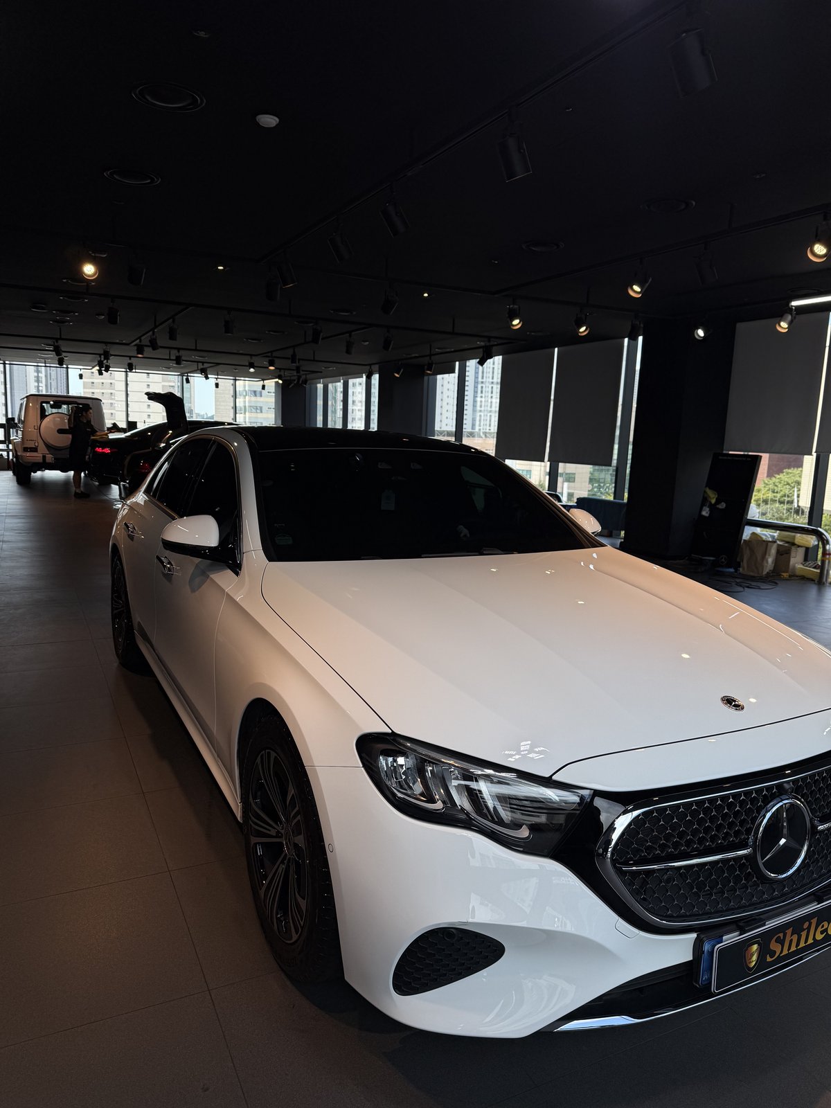 벤츠 E200 AMG 백색 신차 F5 유리막코팅 - 부산 쉴드광택 후측면