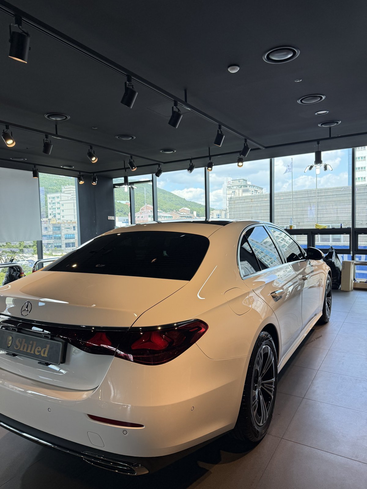 벤츠 E200 AMG 백색 신차 후면 E200 배지 - 부산 유리막코팅
