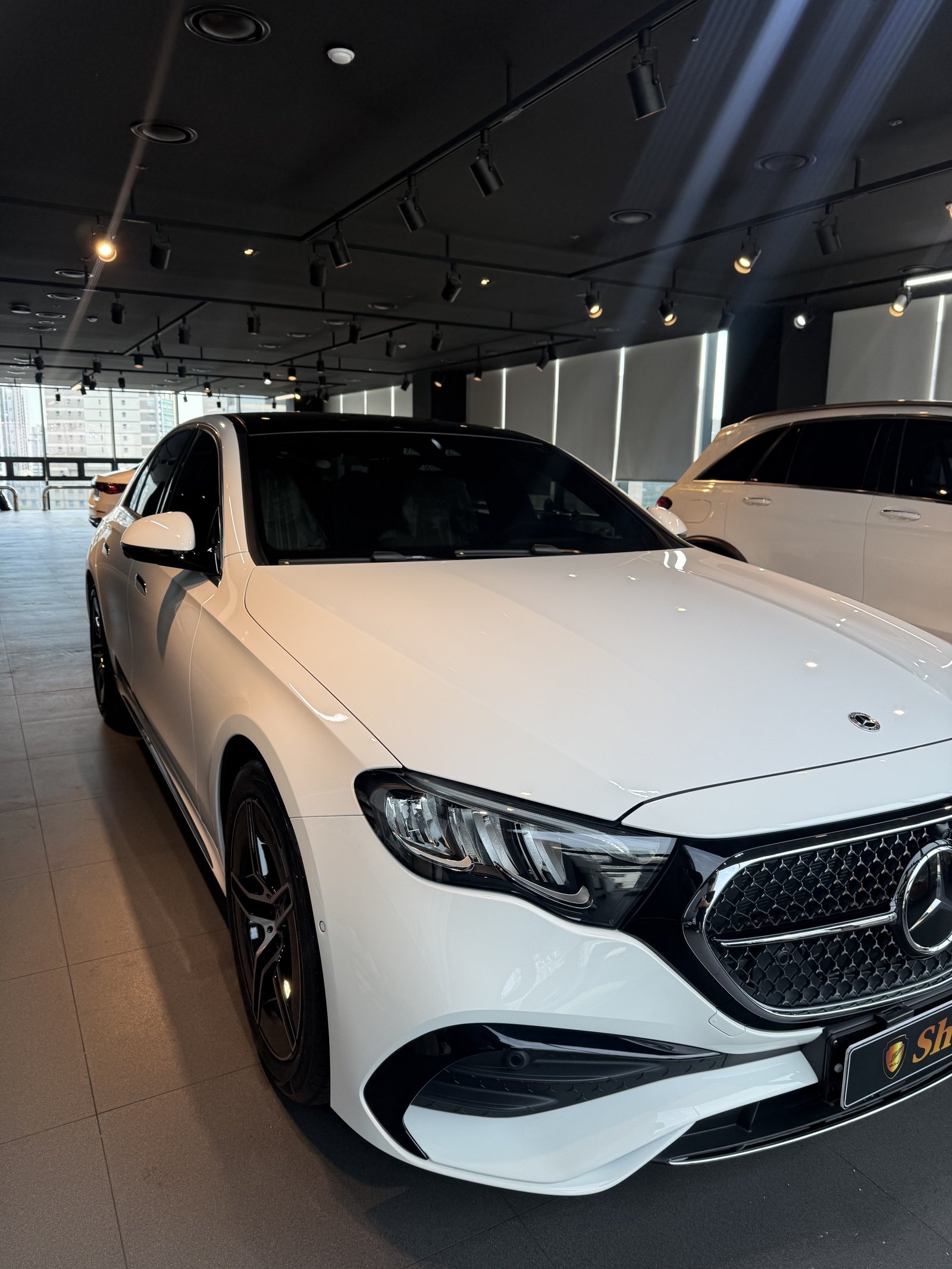 벤츠 E200 AMG 백색 신차 F5 유리막코팅 - 부산 쉴드광택 정면