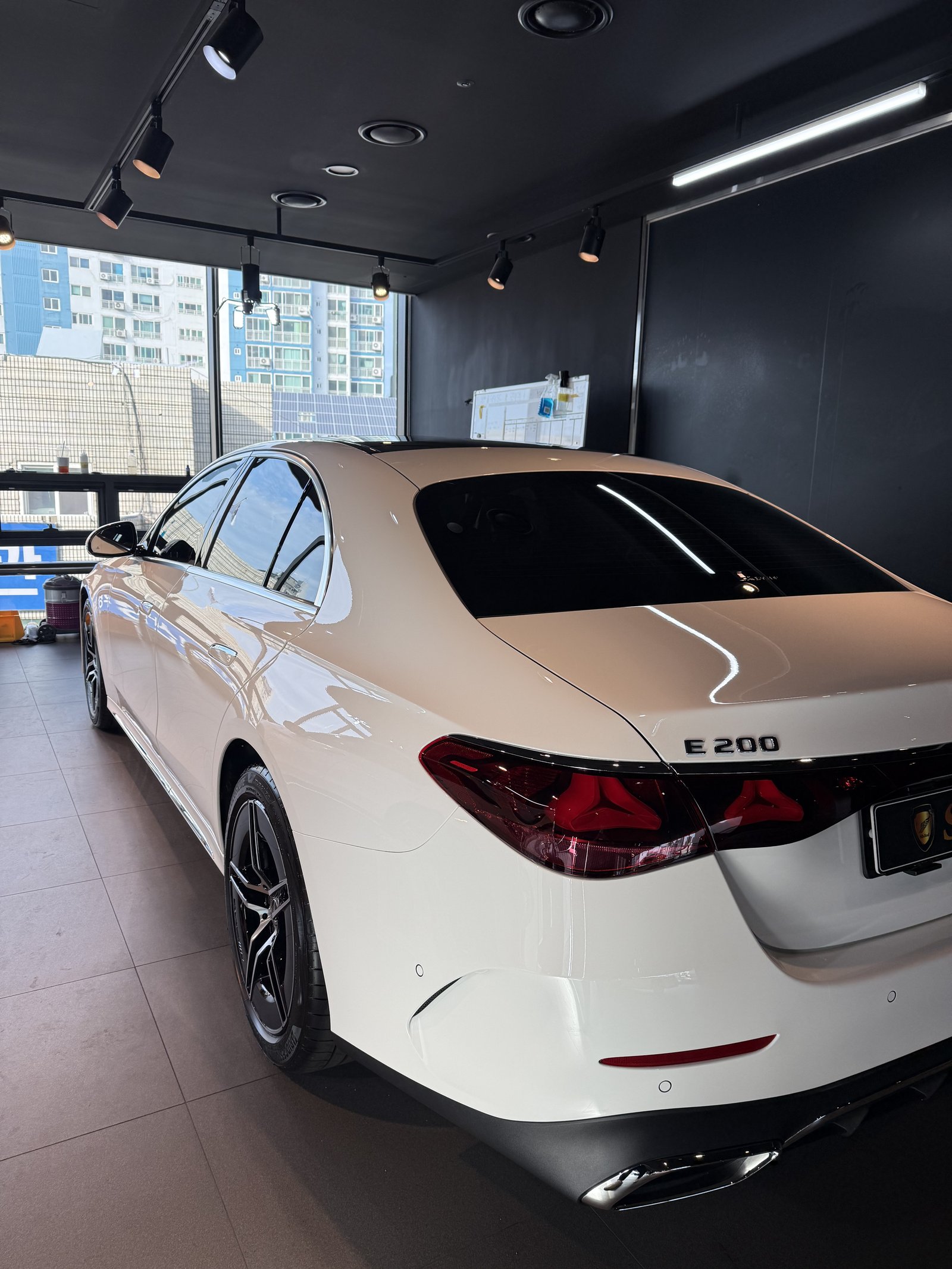 벤츠 E200 AMG 백색 신차 후면 E200 배지 - 부산 유리막코팅