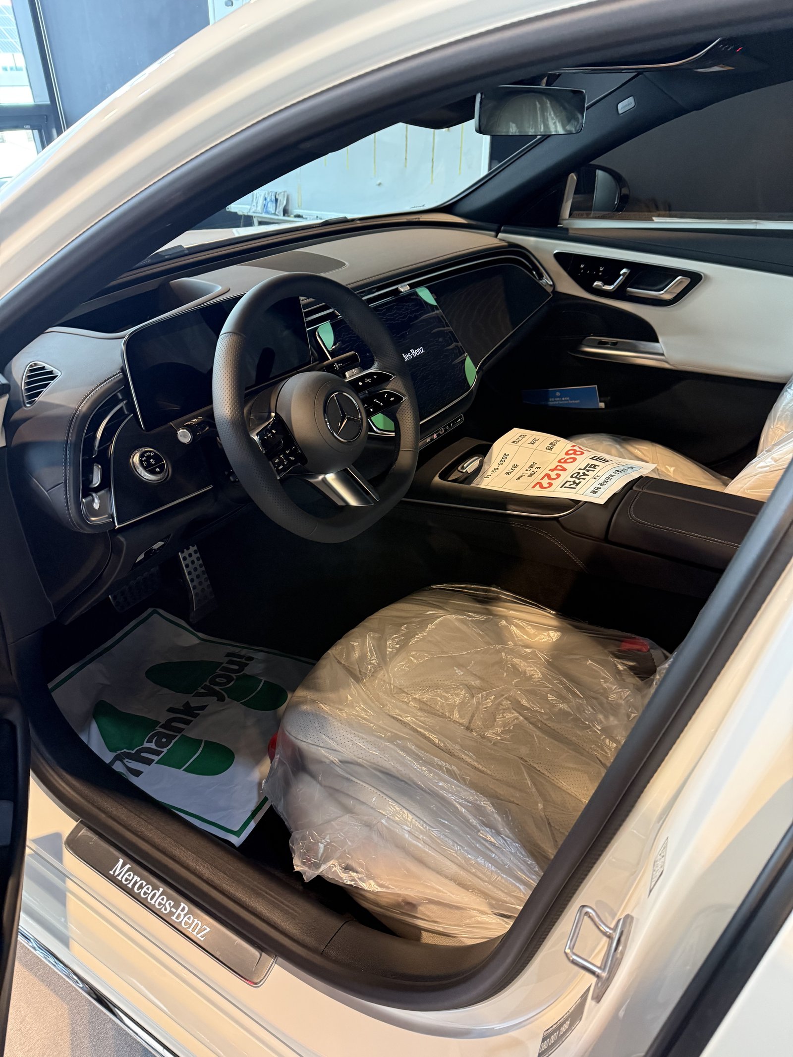 벤츠 E200 AMG 신차 실내 인도 안내지와 시트 비닐 - 인도 전 컨디션