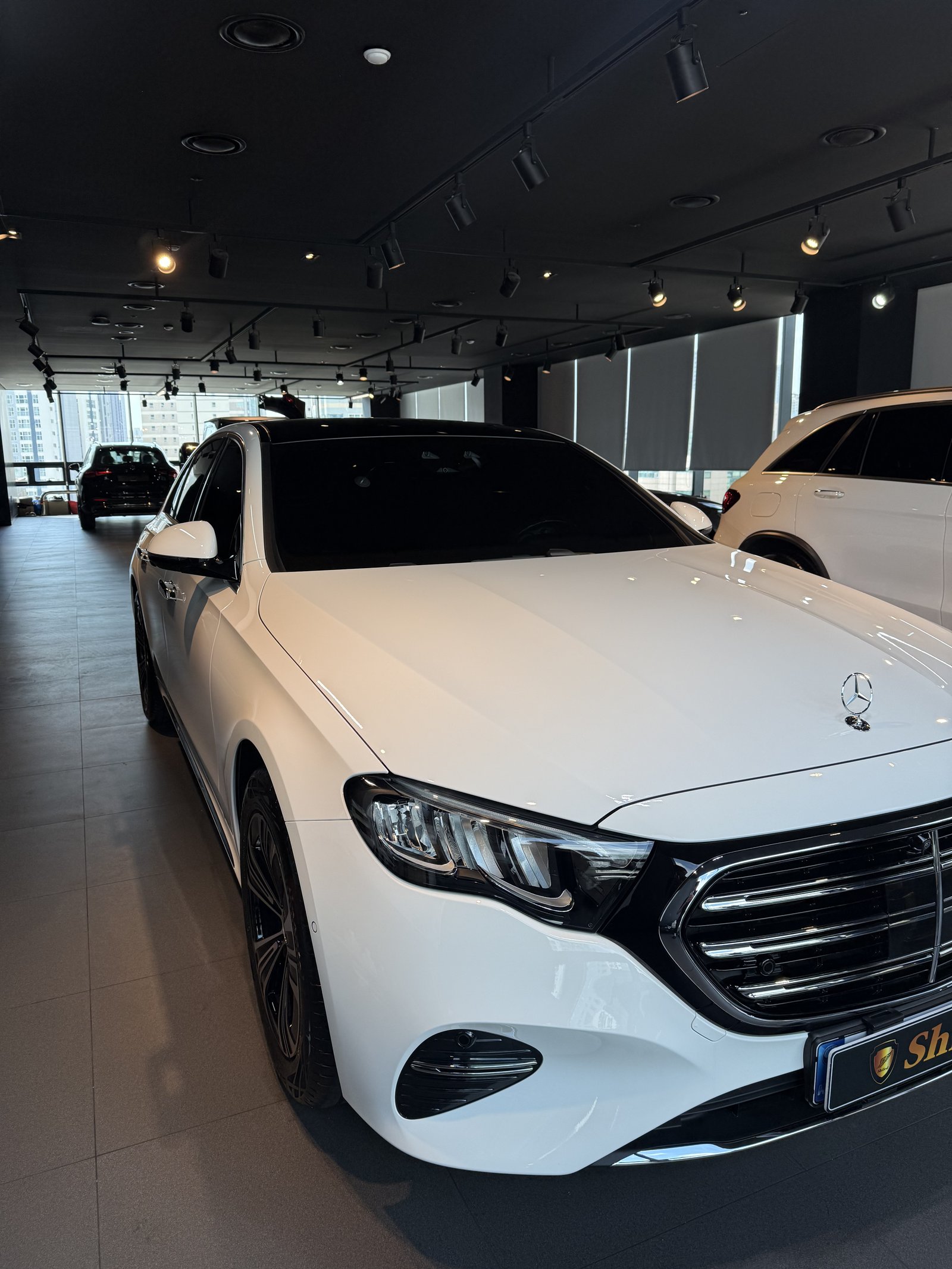 벤츠 E200 EX 백색 신차 F5 유리막코팅 - 부산 쉴드 괘법점 정면