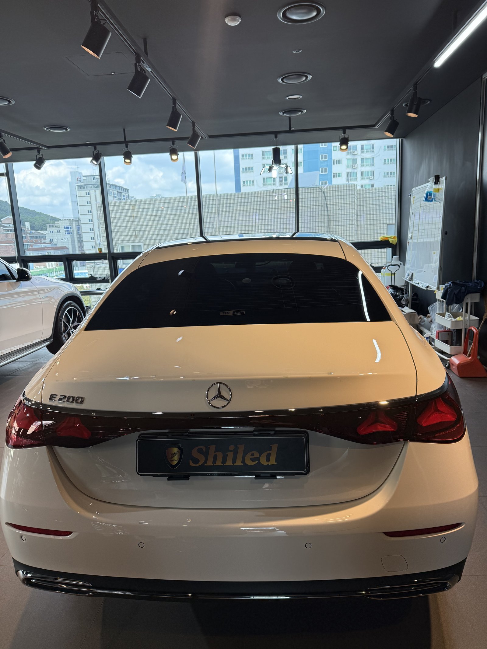 벤츠 E200 EX 백색 신차 후면 E200 배지 - 부산 쉴드광택 신차코팅