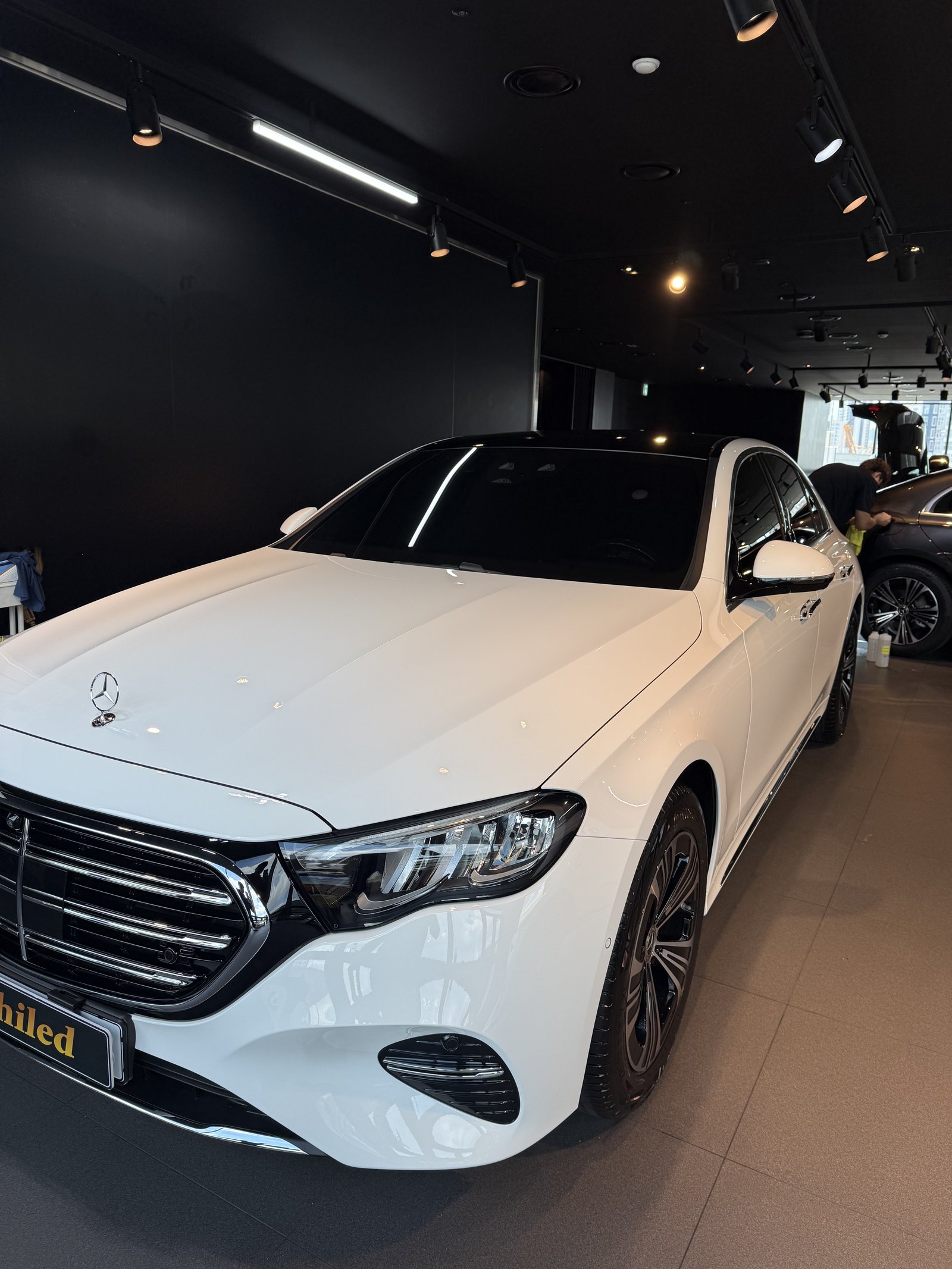 벤츠 E200 EX 백색 신차 정면 헤드램프와 그릴 - 부산 쉴드광택 신차코팅