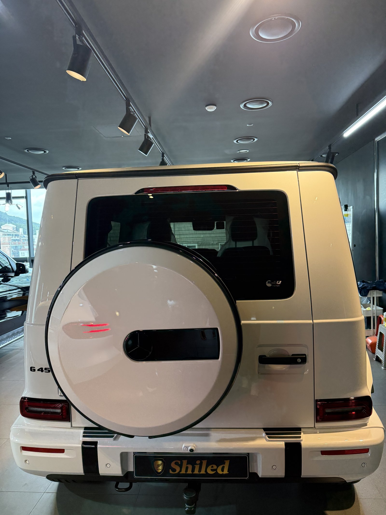 벤츠 G450 백색 신차 테일게이트 스페어타이어 - 부산 유리막코팅