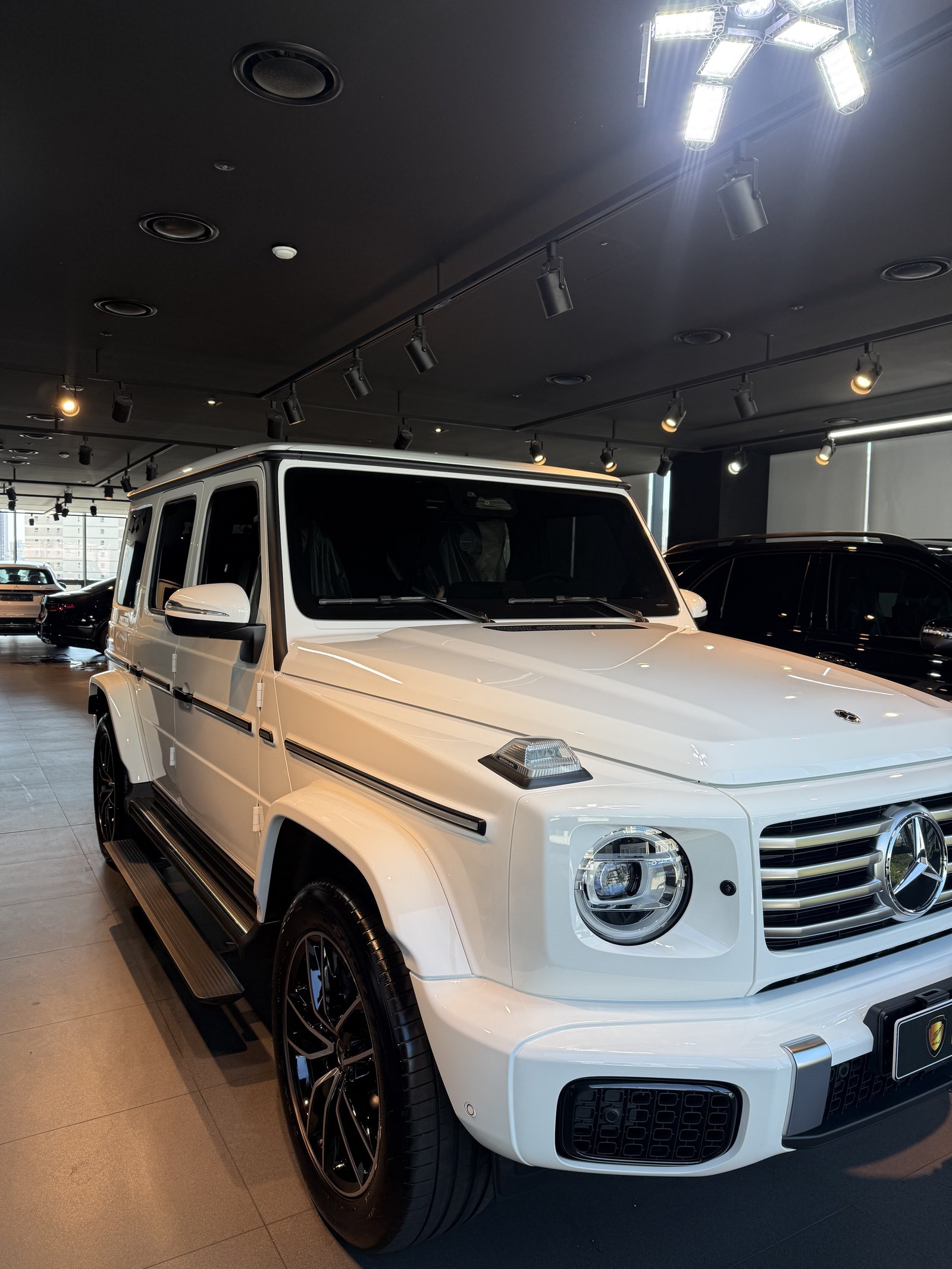 벤츠 G450 백색 신차 전측면 - 부산 유리막코팅