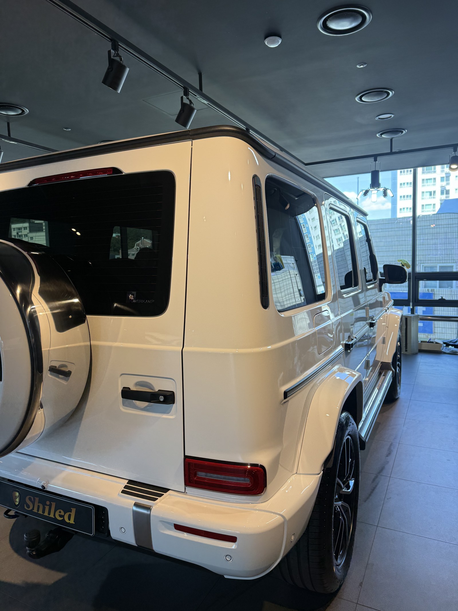 벤츠 G450 백색 신차 후측면 스페어타이어 - 부산 쉴드광택 신차코팅