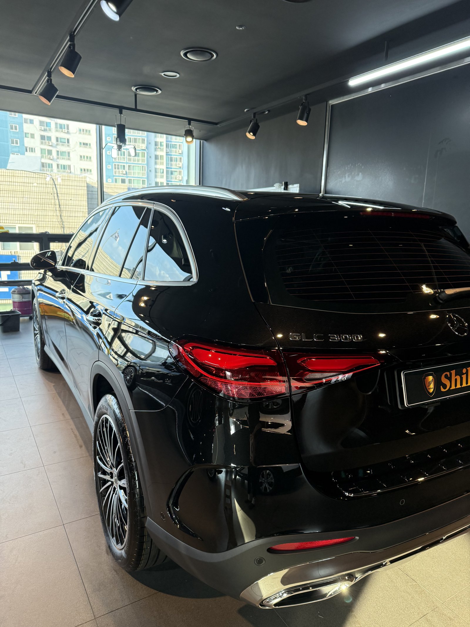벤츠 GLC300 AMG 검정 신차 후측면 GLC300 배지 - 부산 유리막코팅