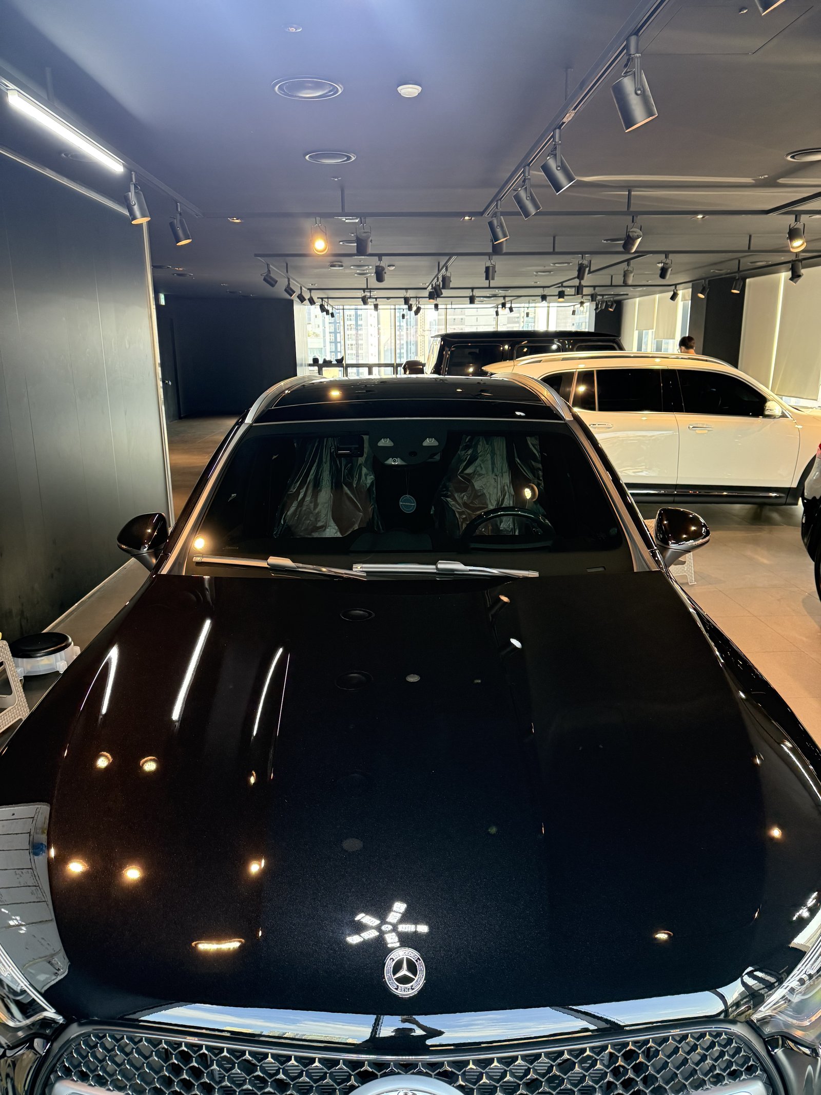벤츠 GLC300 AMG 검정 신차 보닛과 실내 - 인도 전 컨디션