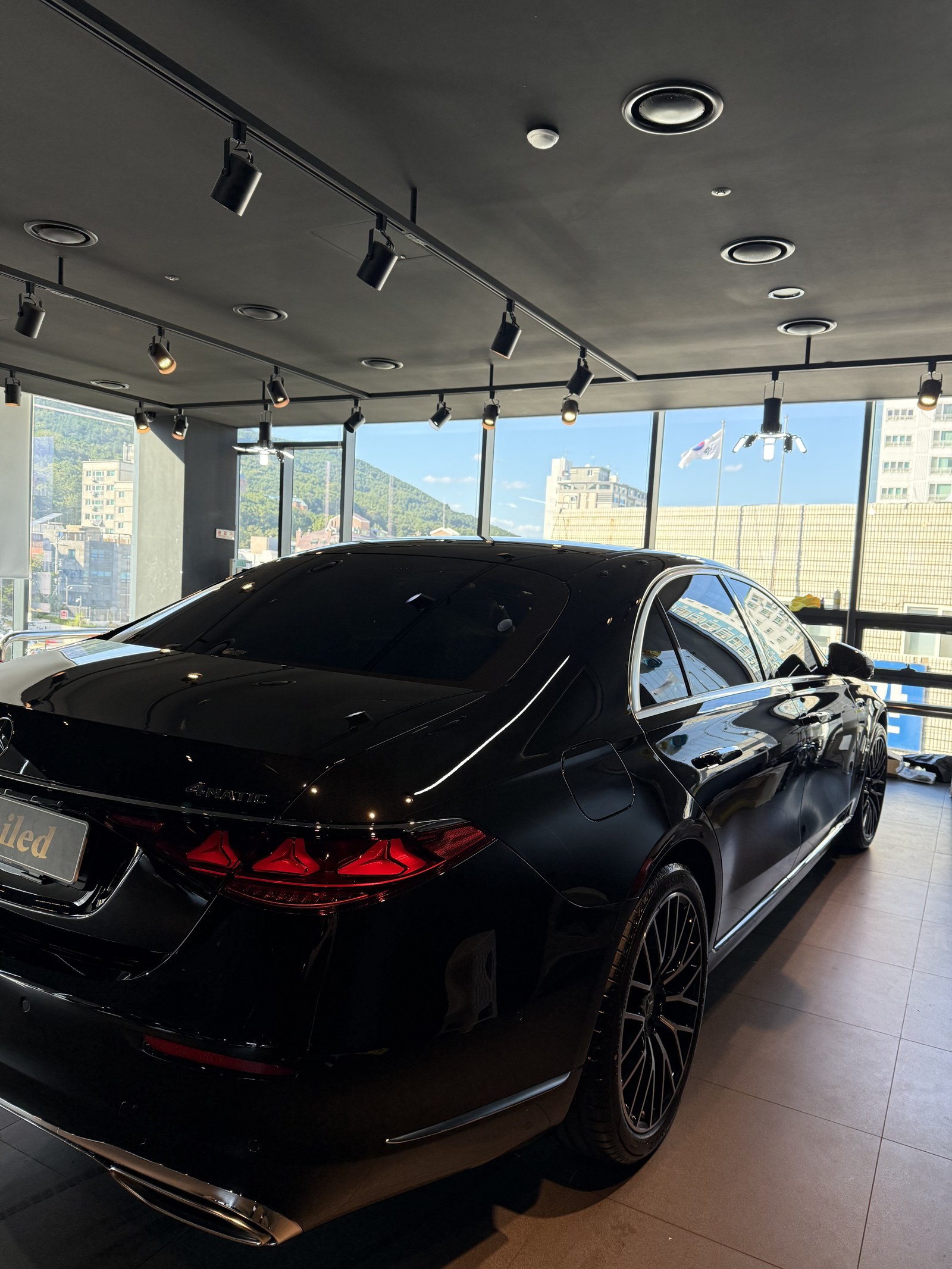 벤츠 S500 검정 신차 후면 - 부산 쉴드광택 신차코팅