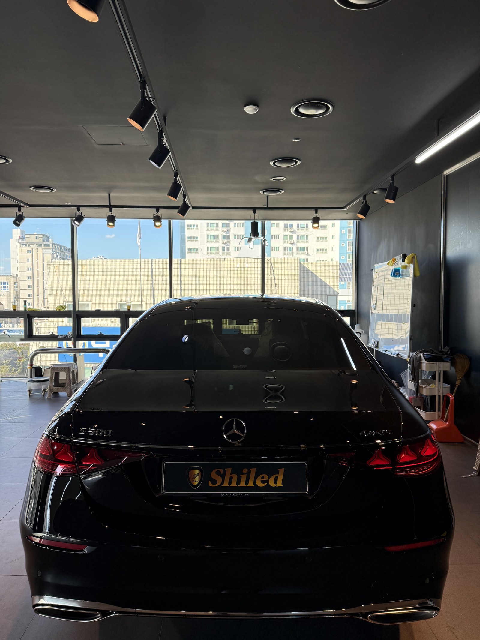 벤츠 S500 검정 신차 리어램프 클로즈업 - 부산 유리막코팅