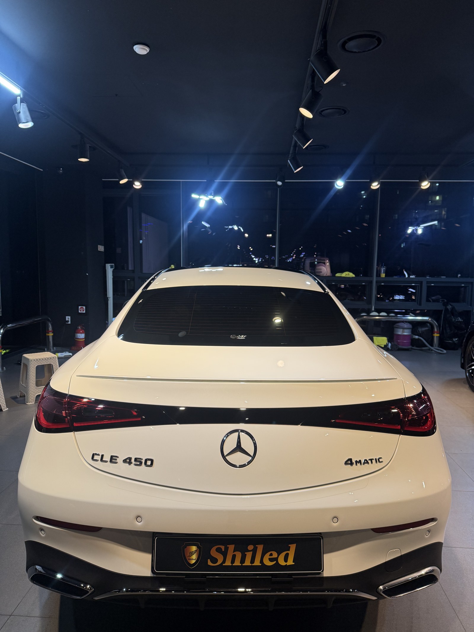 벤츠 CLE450 쿠페 백색 신차 후측면 - 부산 유리막코팅