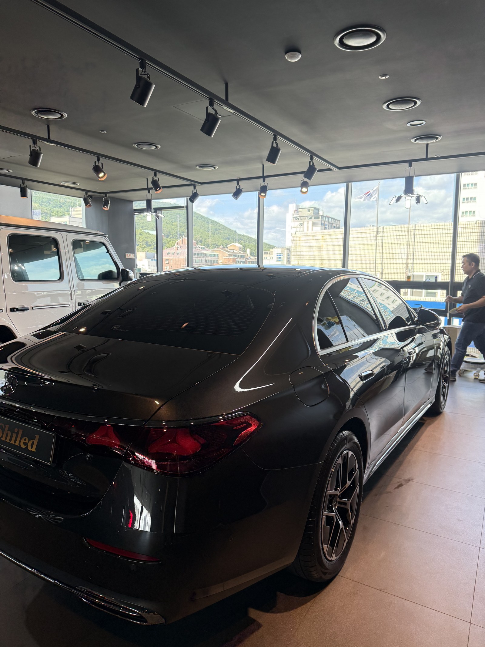 벤츠 E200 EX 그레이 신차 후면 - 부산 쉴드광택 신차코팅