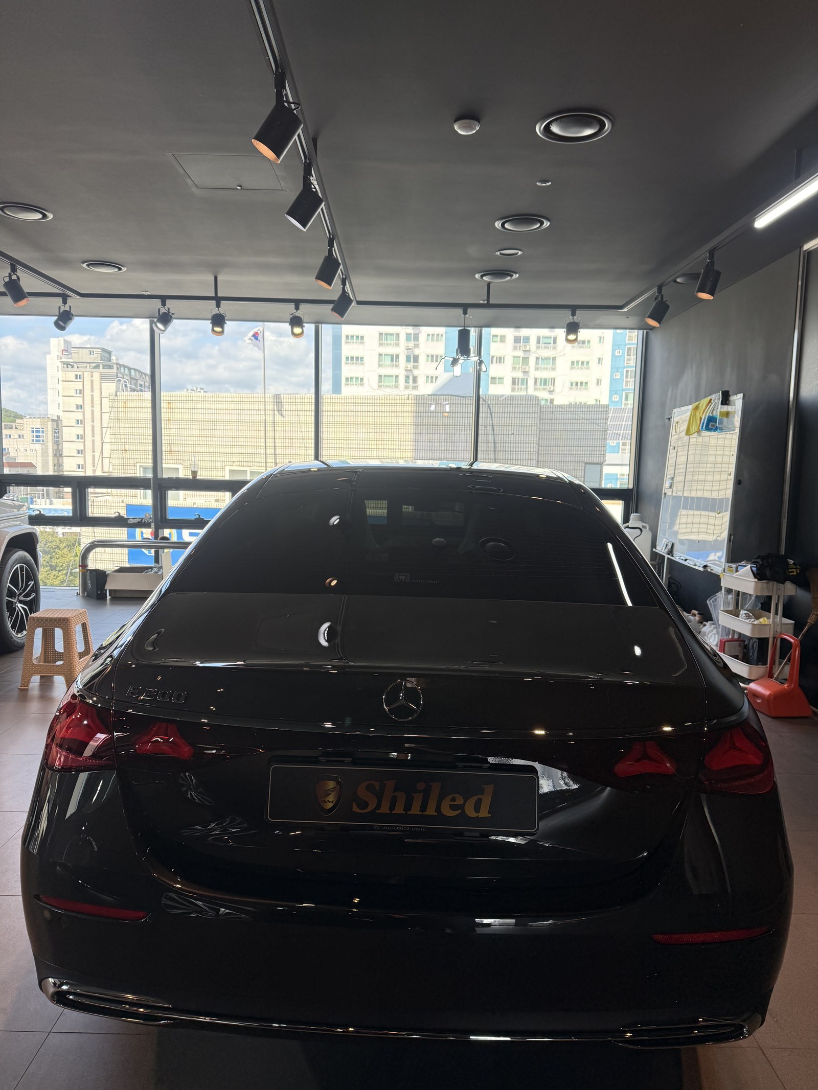 벤츠 E200 EX 그레이 신차 후측면 - 부산 유리막코팅