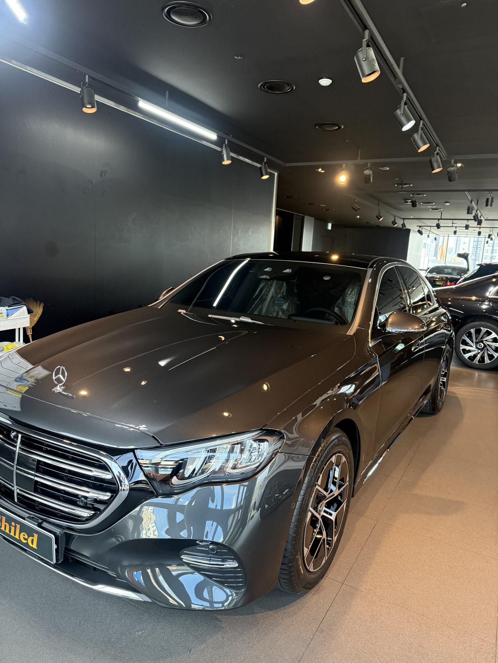 벤츠 E200 EX 그레이 신차 정면 그릴 클로즈업 - 부산 쉴드광택 신차코팅
