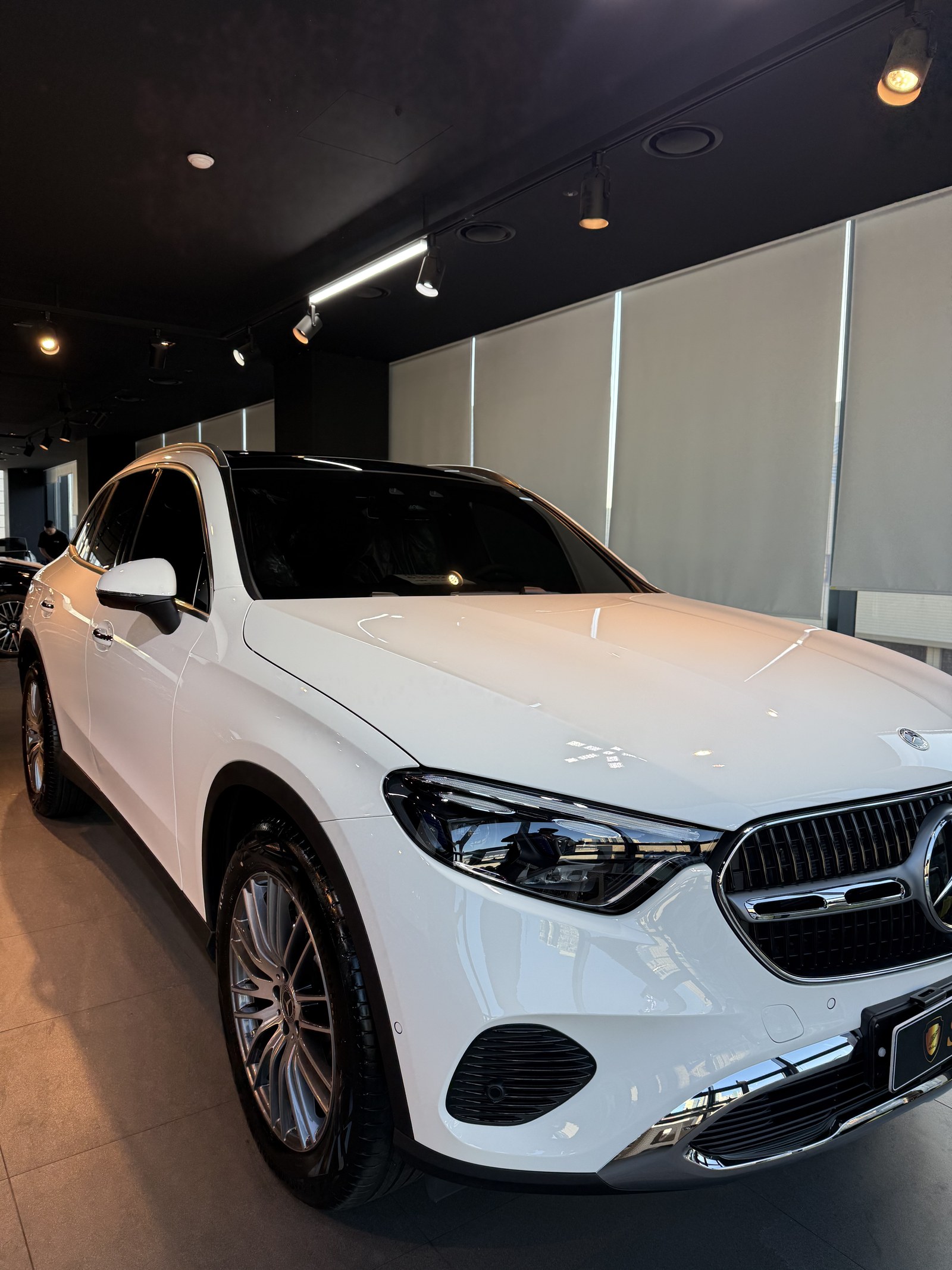 벤츠 GLC300 백색 신차 전측면 - 부산 유리막코팅