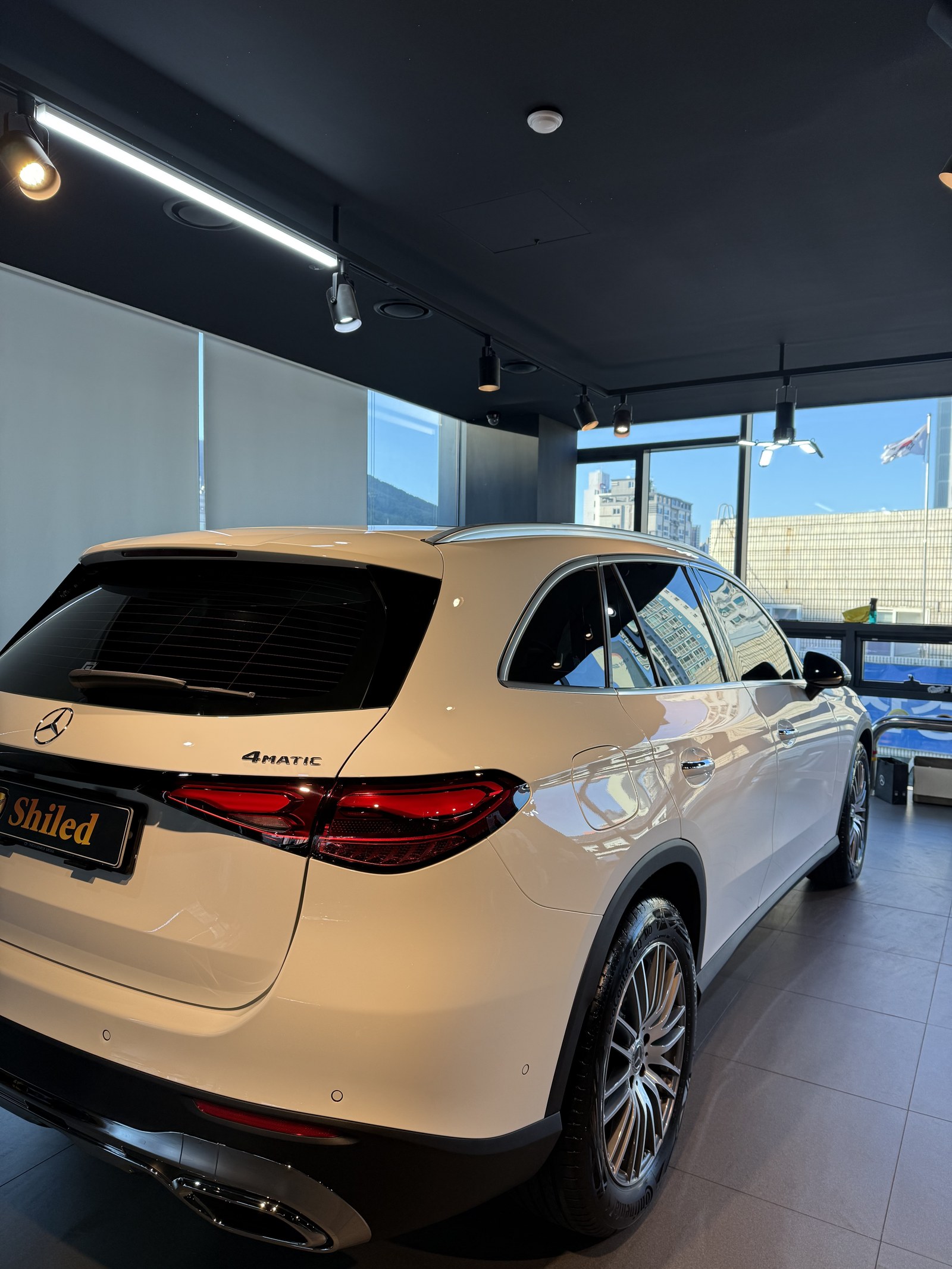 벤츠 GLC300 백색 신차 후면 - 부산 쉴드광택 신차코팅