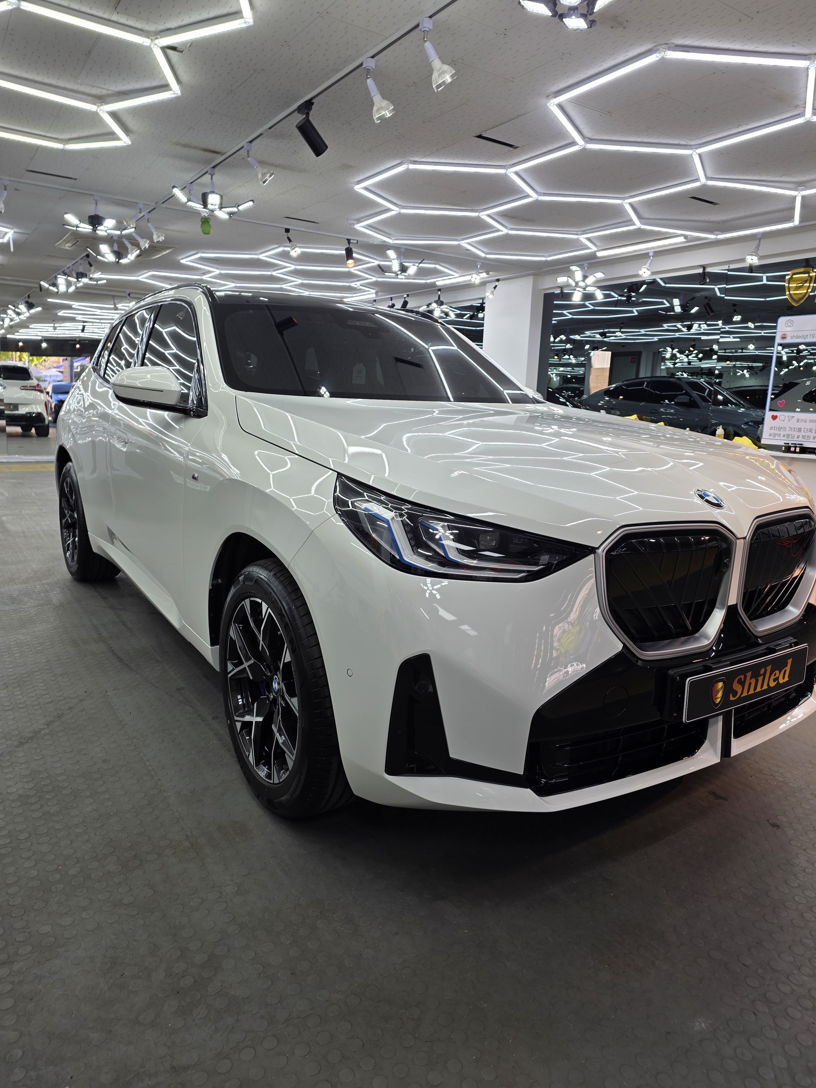 BMW X3 백색 신차 후측면 - 부산 쉴드광택 신차코팅
