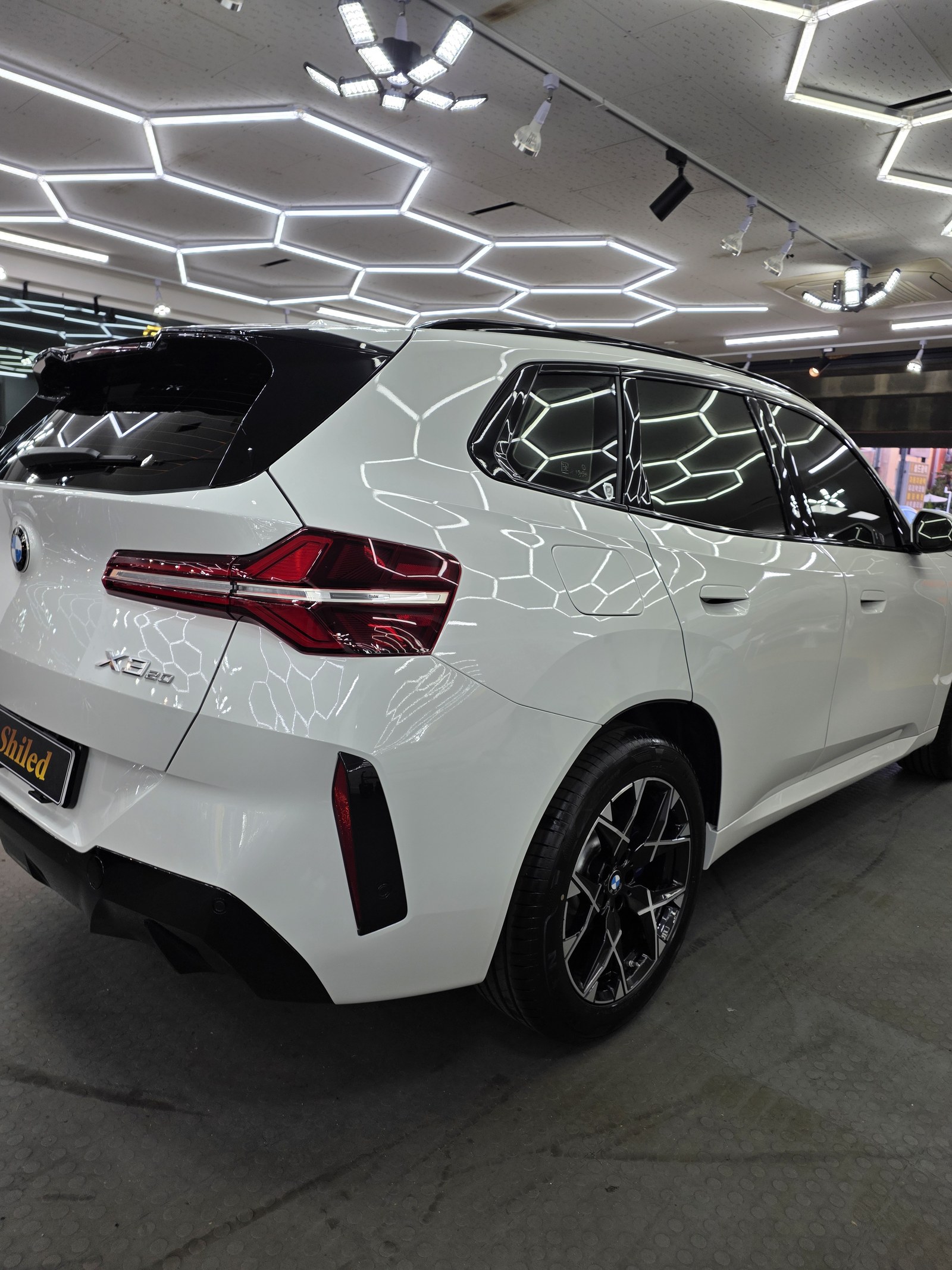 BMW X3 백색 신차 후면 리어램프 - 부산 유리막코팅