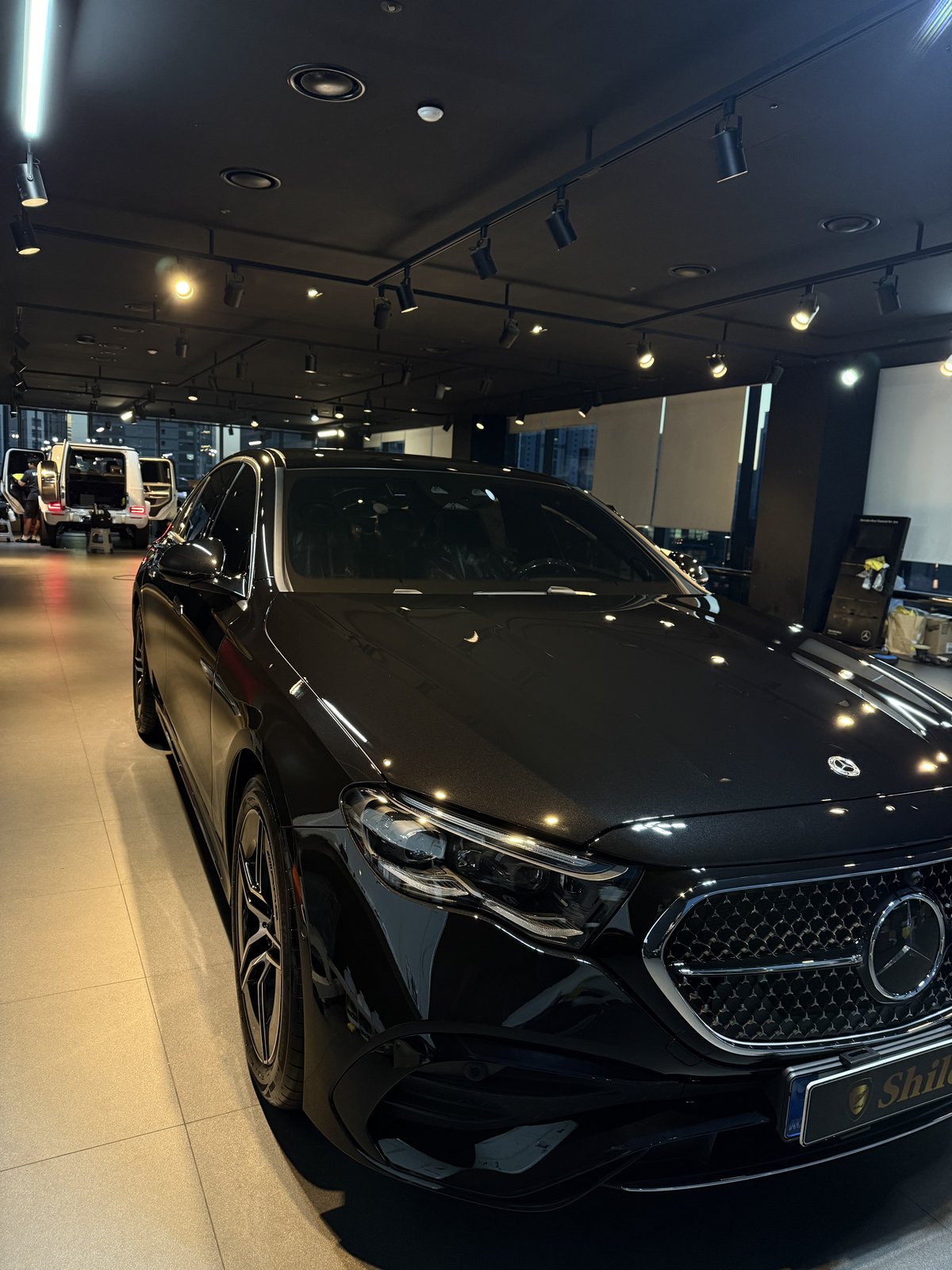 벤츠 E300 AMG 검정 신차 정면 범퍼 - 부산 유리막코팅