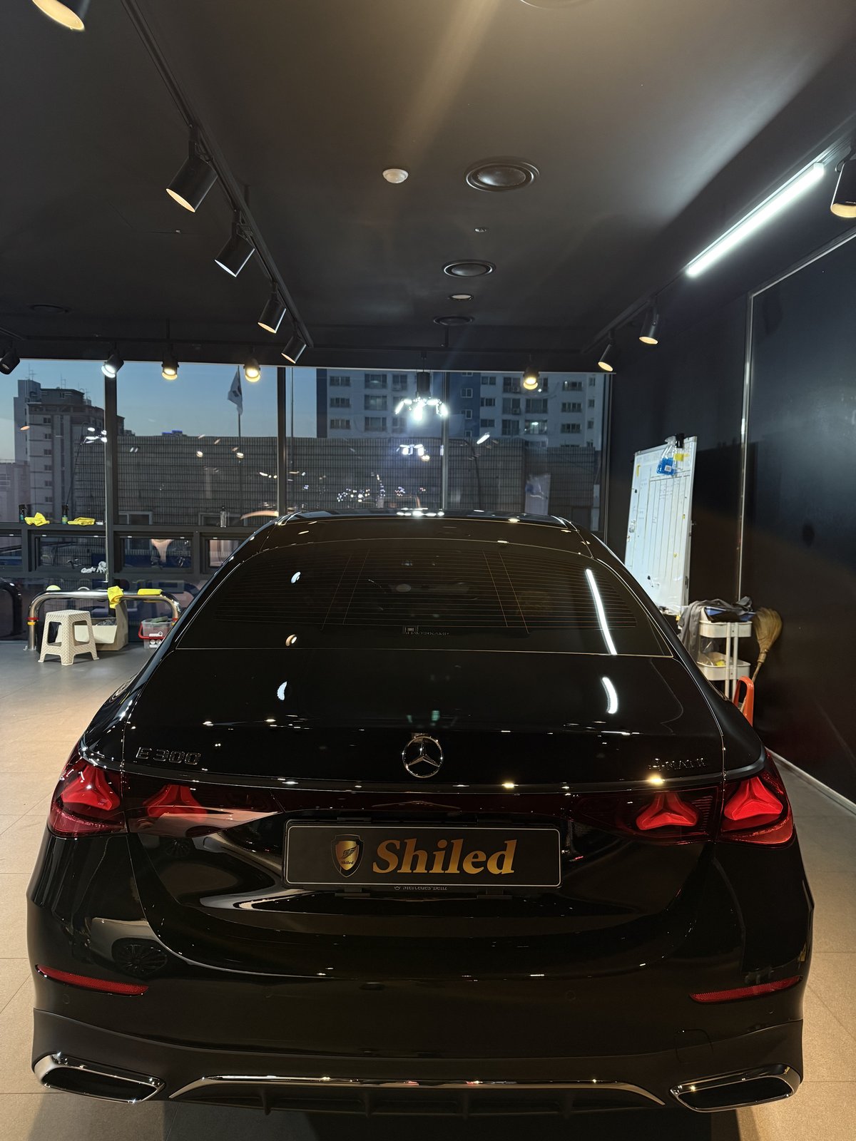 벤츠 E300 AMG 검정 신차 후측면 - 부산 쉴드광택 신차코팅