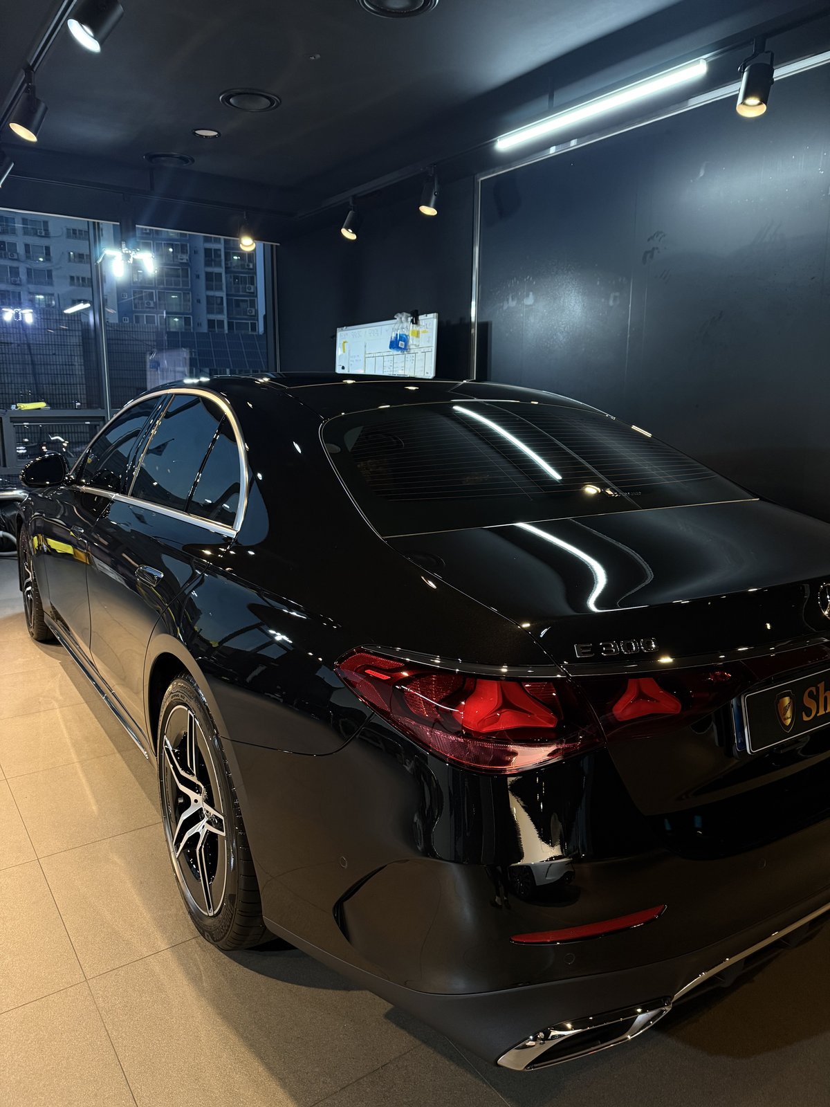 벤츠 E300 AMG 검정 신차 후면 - 부산 유리막코팅