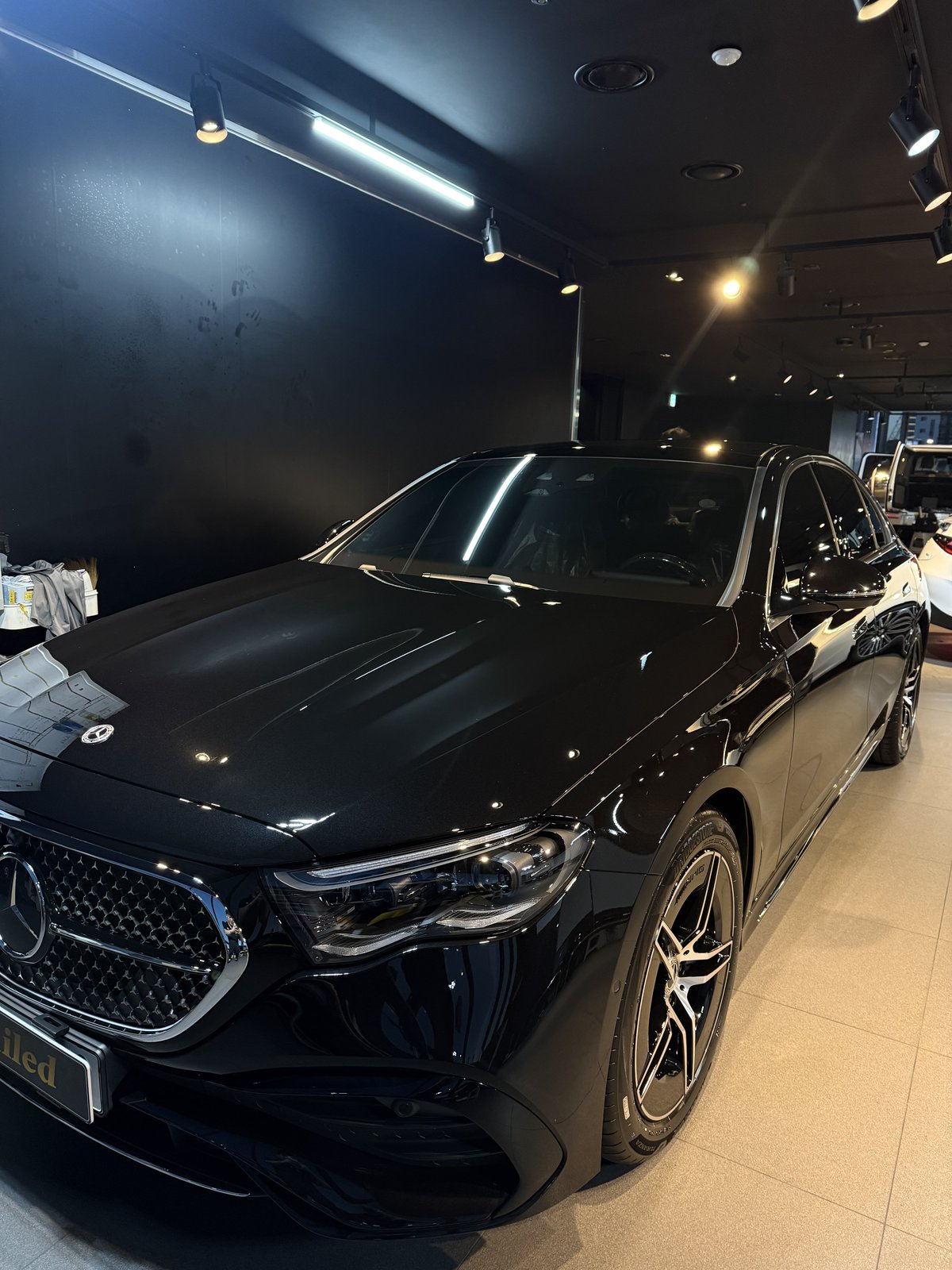 벤츠 E300 AMG 검정 신차 측면 - 부산 쉴드광택 신차코팅
