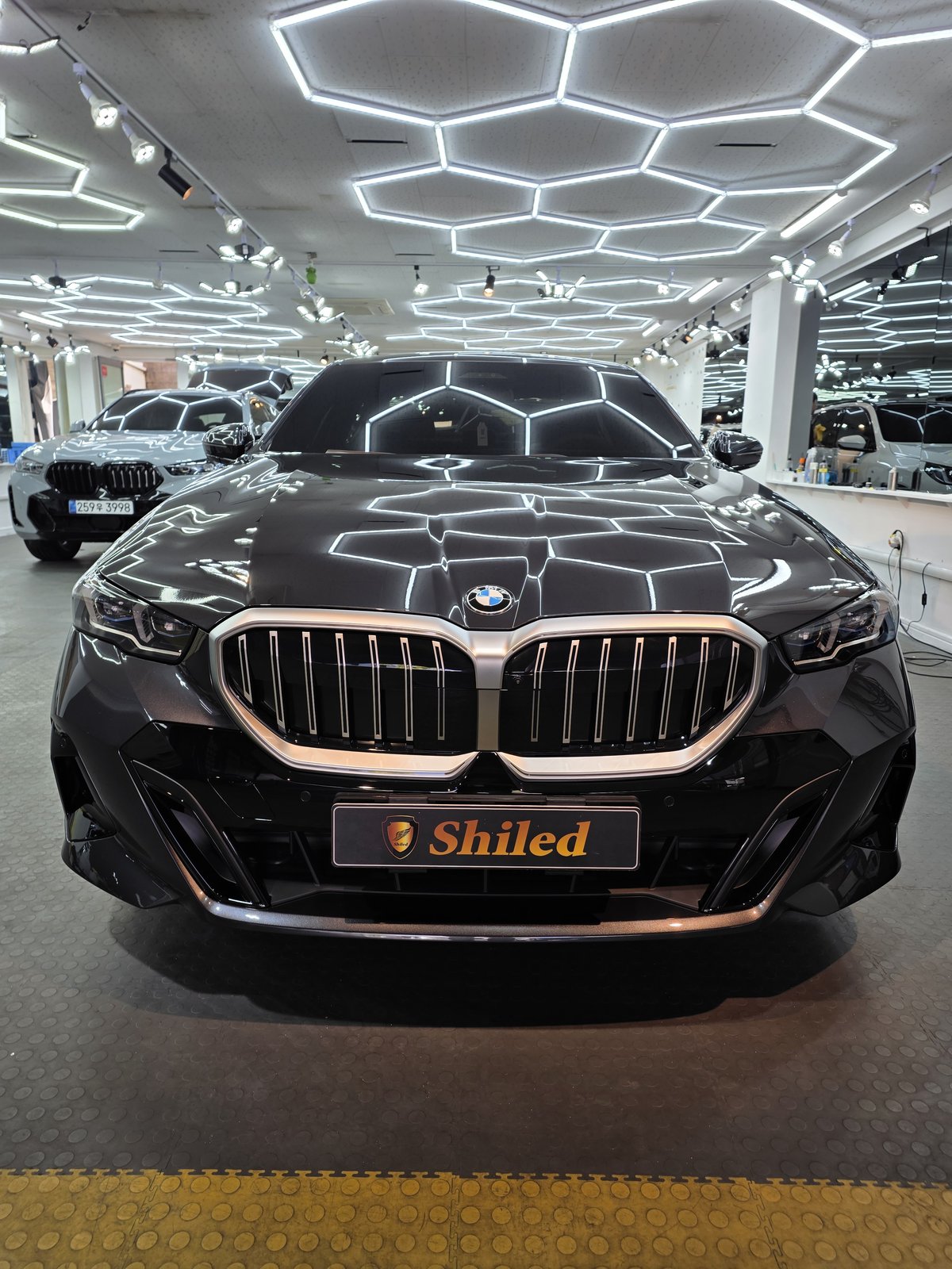 BMW 520i 그레이 신차 F5 유리막코팅 - 부산 쉴드광택 전면