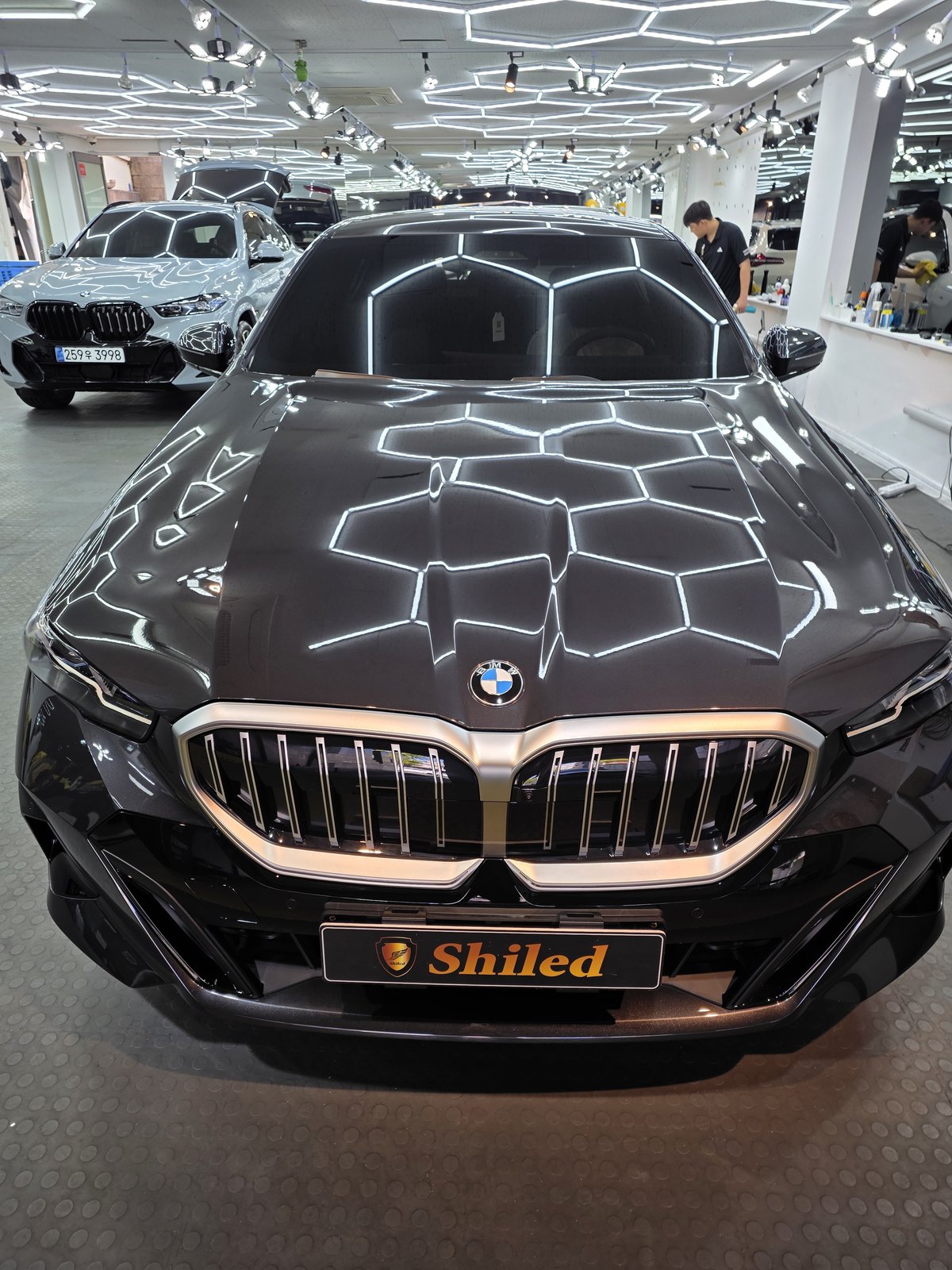 BMW 520i 그레이 신차 정면 키드니 그릴 - 부산 유리막코팅