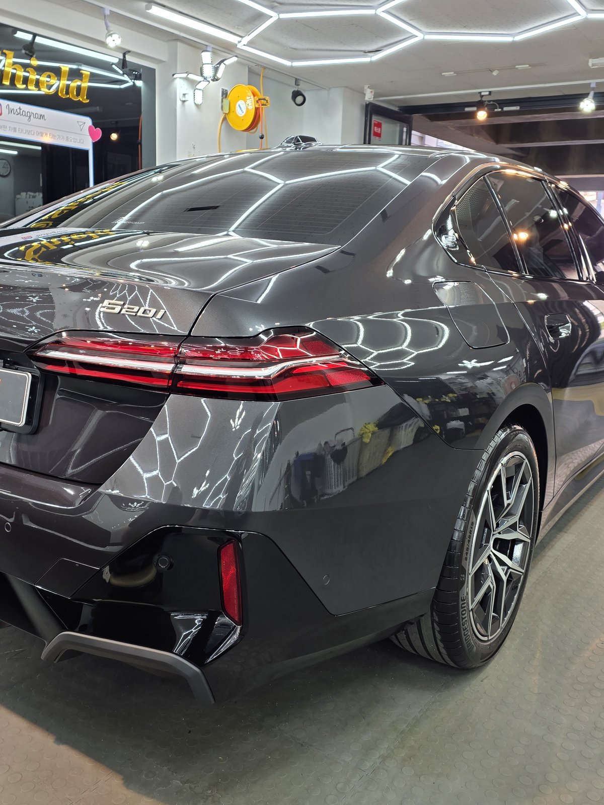 BMW 520i 그레이 신차 후측면 - 부산 쉴드광택 신차코팅