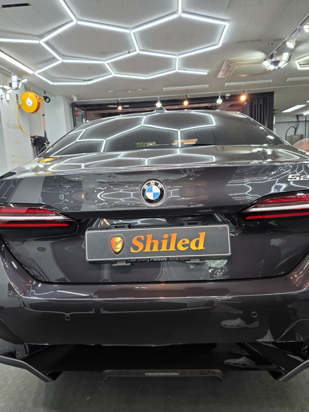 BMW 520i 그레이 신차 후면 리어램프 - 부산 유리막코팅