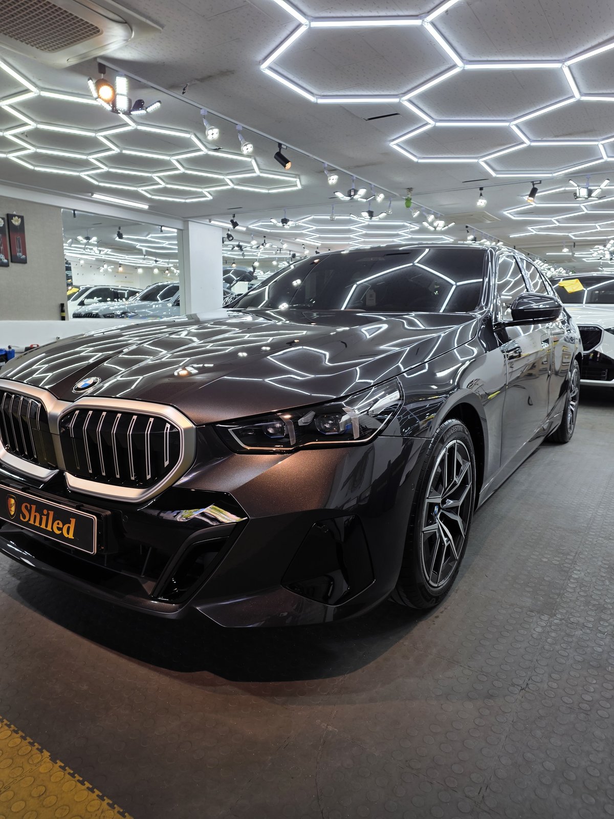 BMW 520i 그레이 신차 정면 클로즈업 - 부산 쉴드광택 신차코팅