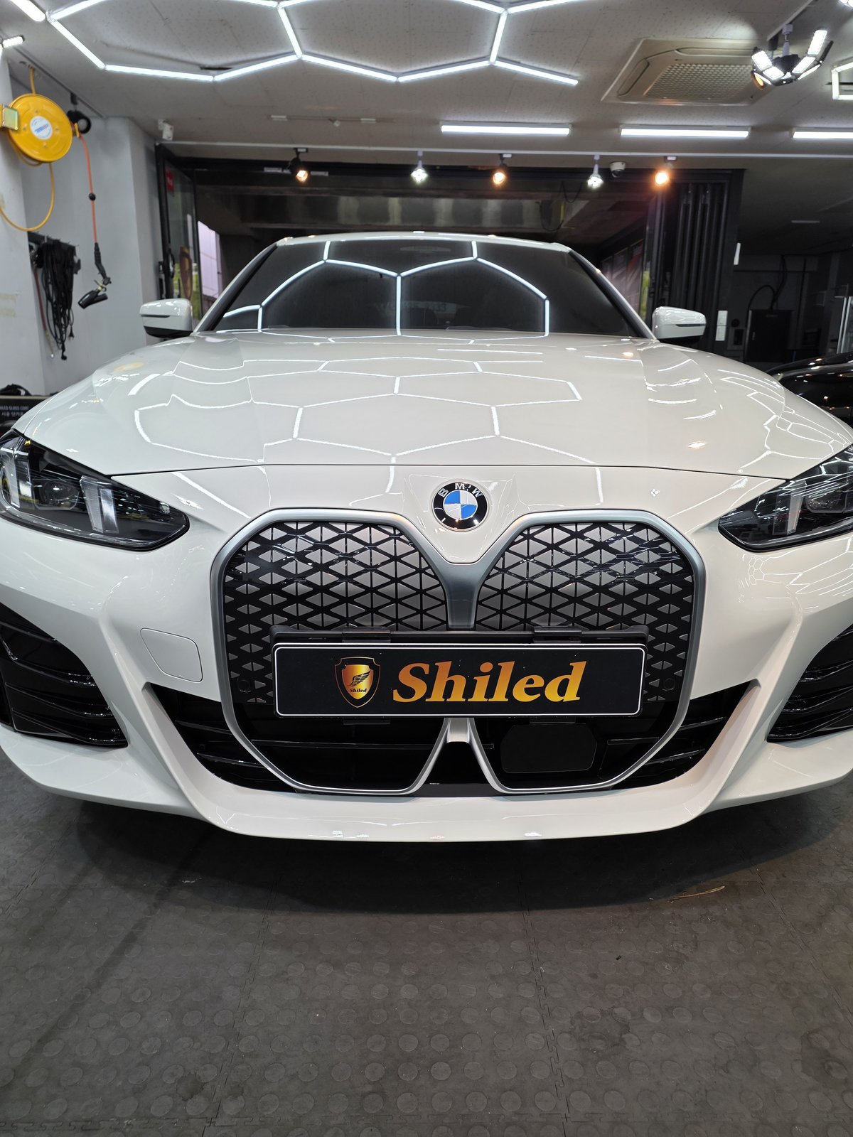 BMW i4 백색 신차 F5 유리막코팅 - 부산 쉴드광택 전면