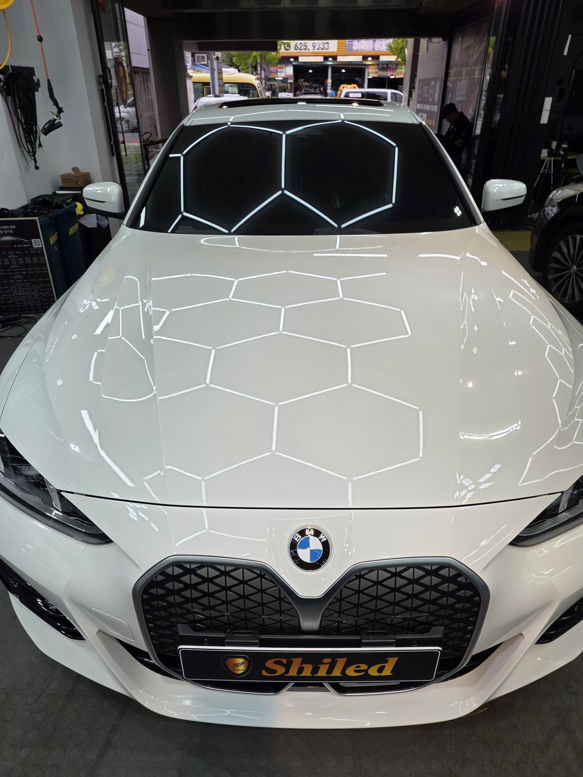 BMW i4 백색 신차 정면 막힌 키드니 그릴 - 부산 유리막코팅