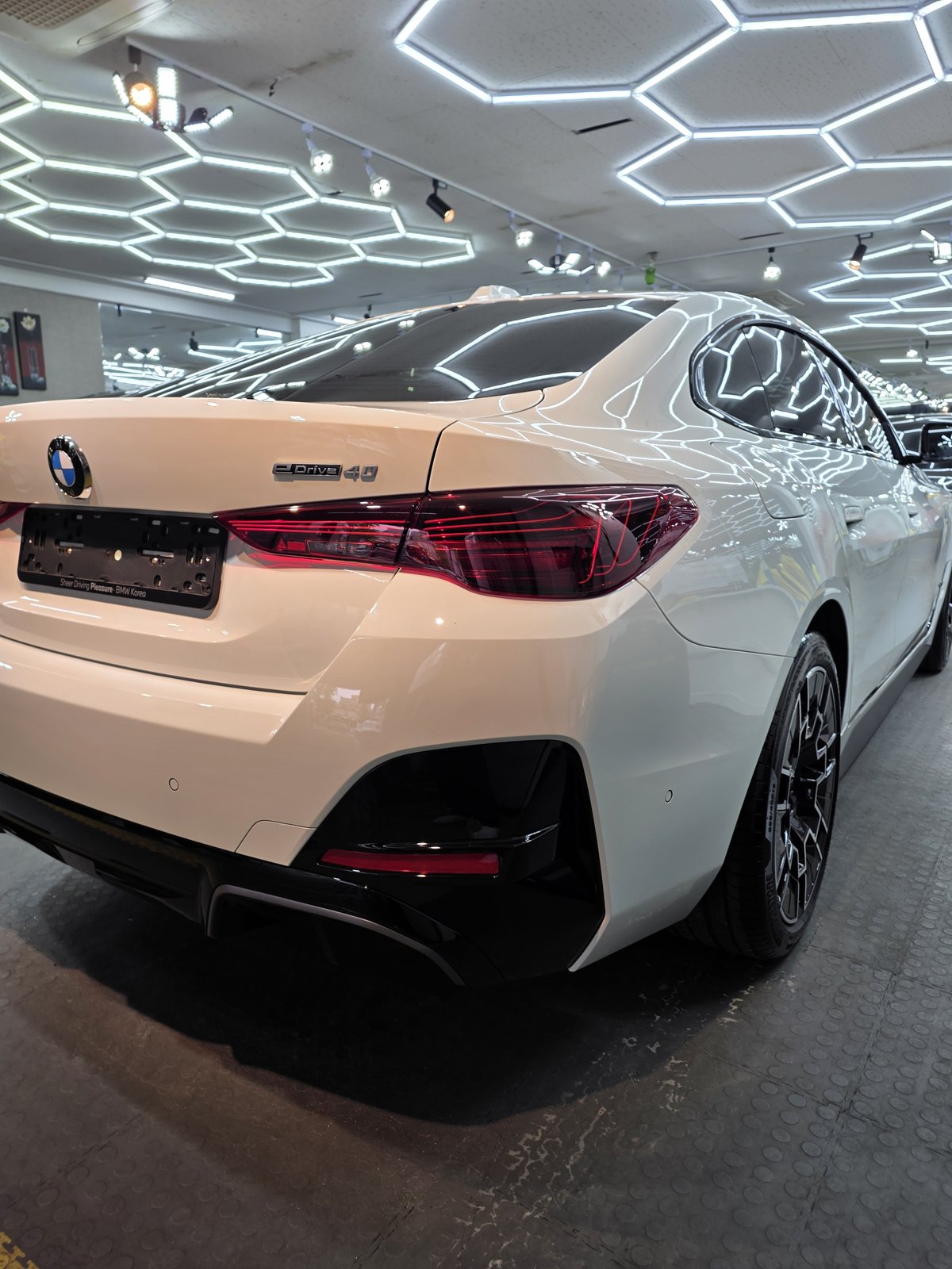 BMW i4 백색 신차 후측면 - 부산 쉴드광택 신차코팅