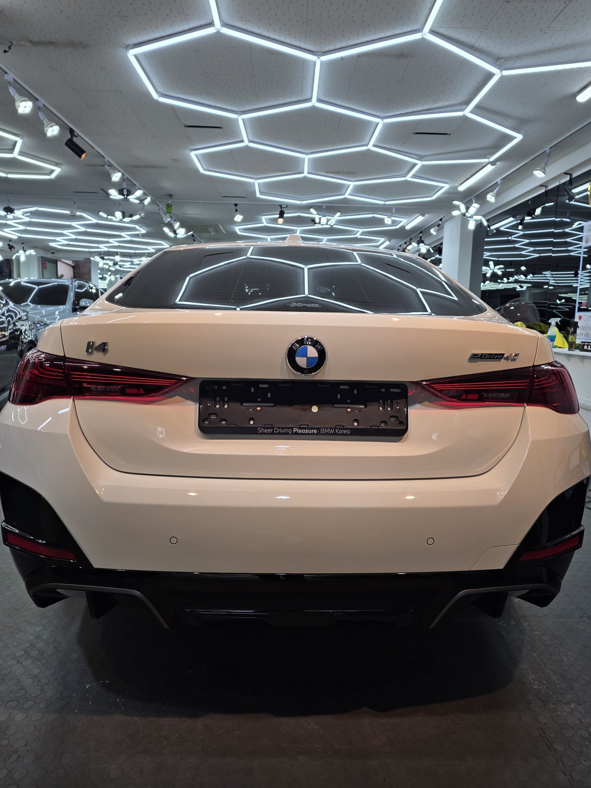 BMW i4 백색 신차 후면 - 부산 유리막코팅