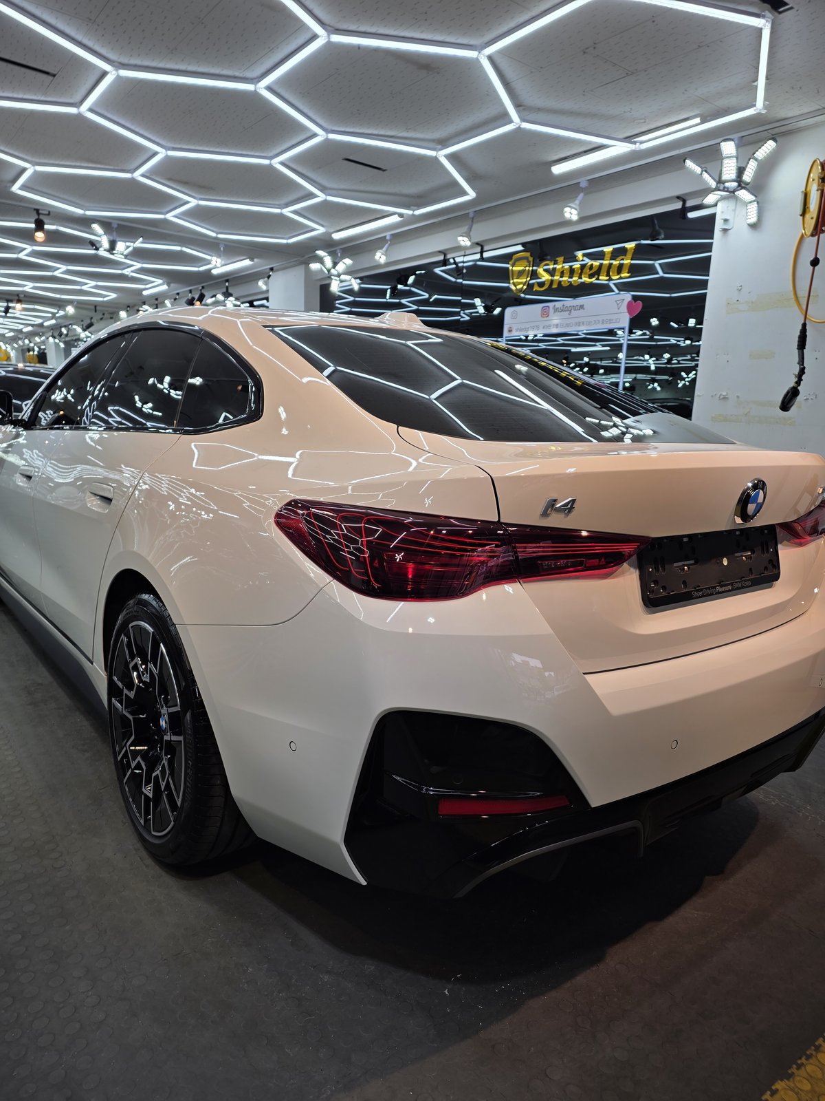 BMW i4 백색 신차 측면 - 부산 쉴드광택 신차코팅