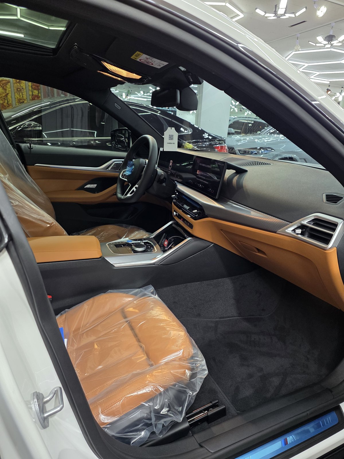 BMW i4 신차 코냑 인테리어 - 출고 전 컨디션