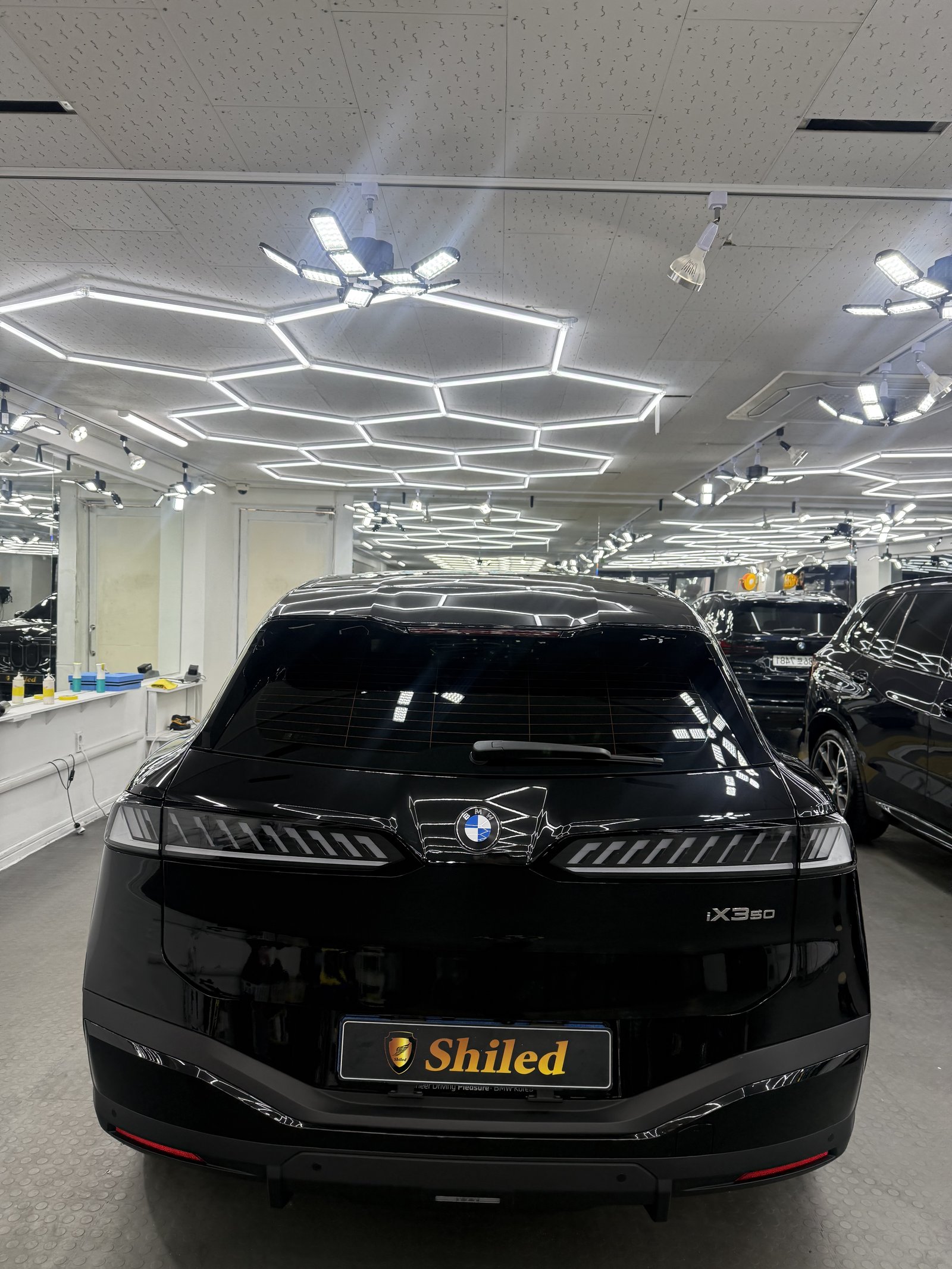 BMW iX3 검정 신차 후면 - 부산 쉴드광택 신차코팅