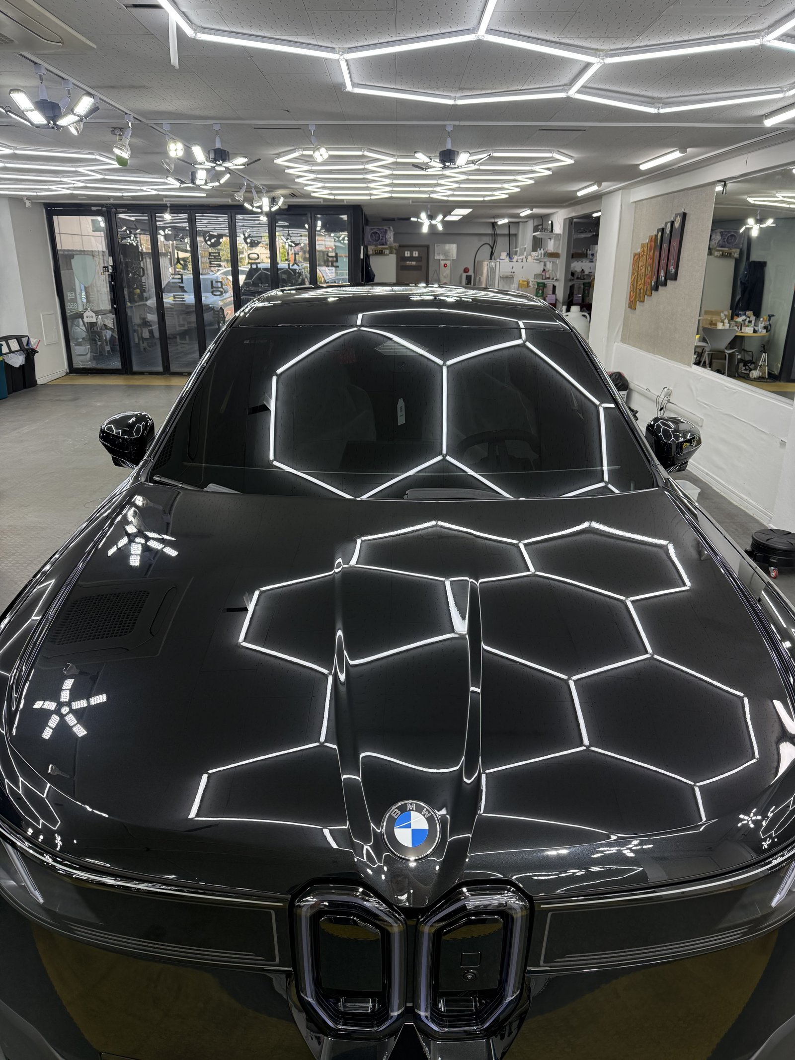 BMW iX3 검정 후드 클로즈업 반사 - 부산 쉴드광택 신차코팅