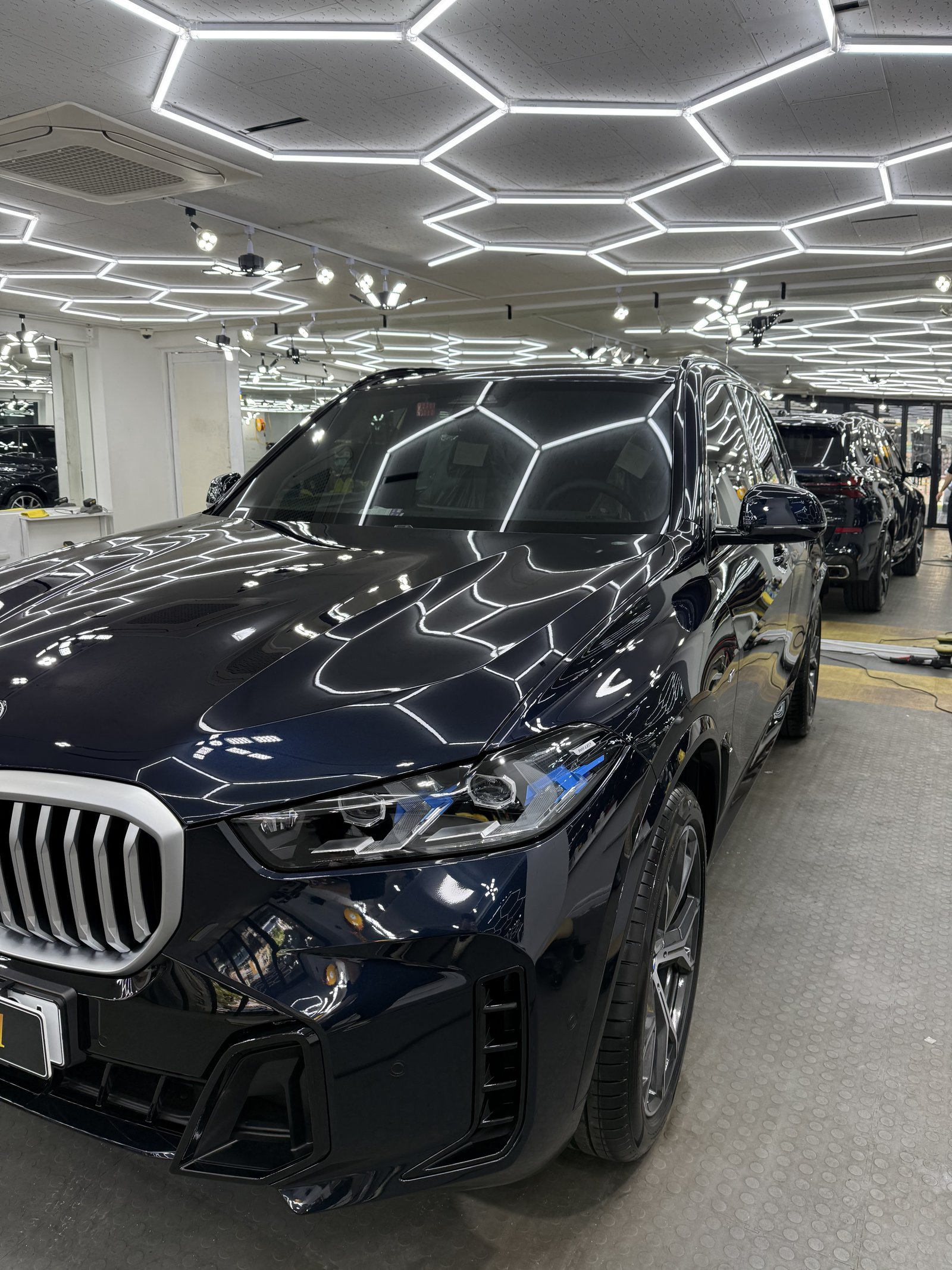 BMW X5 블루 전측면 후드 클로즈업 - 부산 유리막코팅