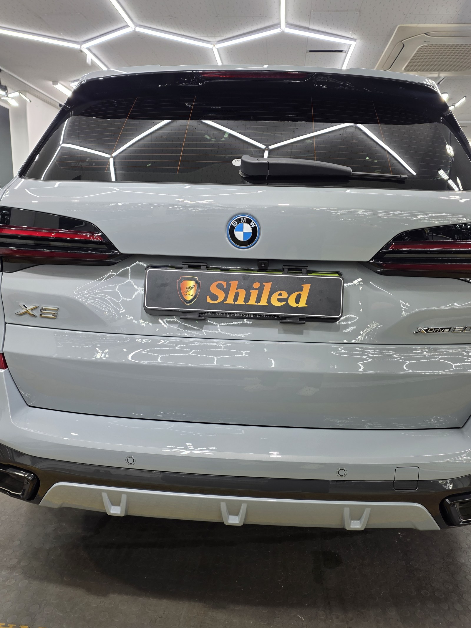 BMW X5 그레이 신차 후측면 - 부산 유리막코팅