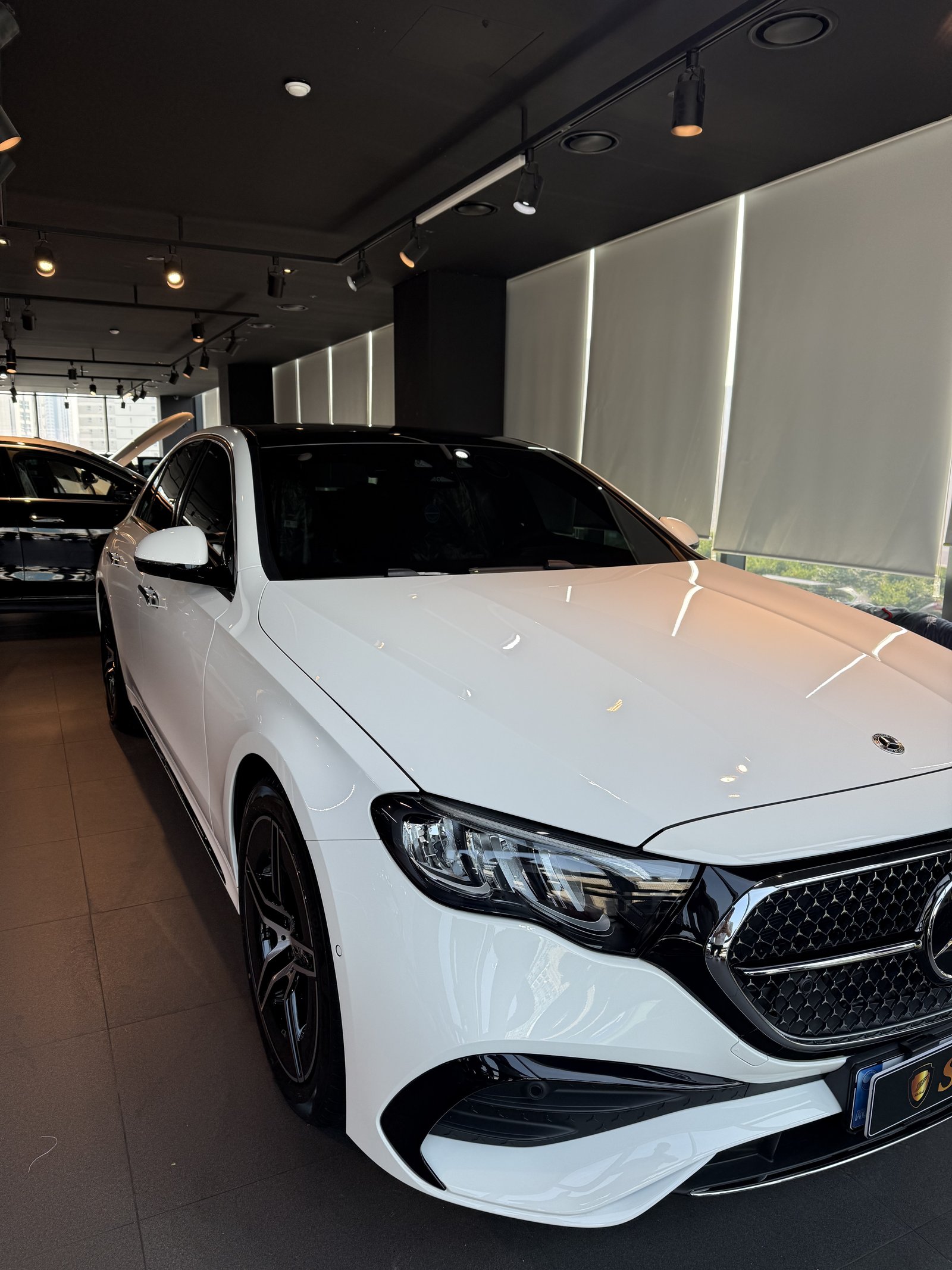 벤츠 E200 AMG라인 백색 전측면 - 부산 유리막코팅
