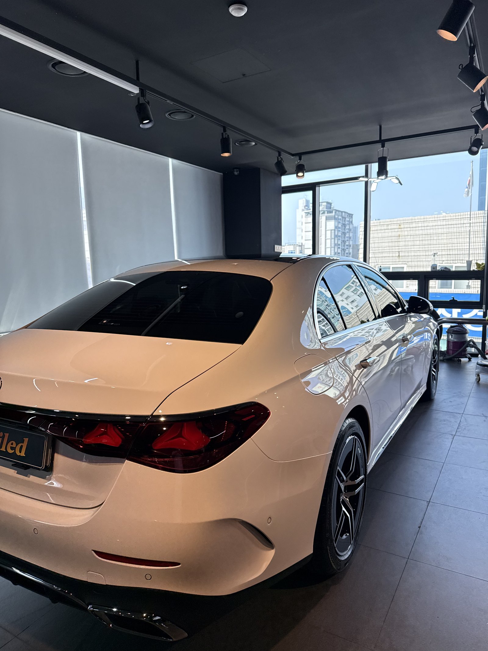 벤츠 E200 AMG라인 백색 신차 후측면 - 부산 쉴드광택 신차코팅