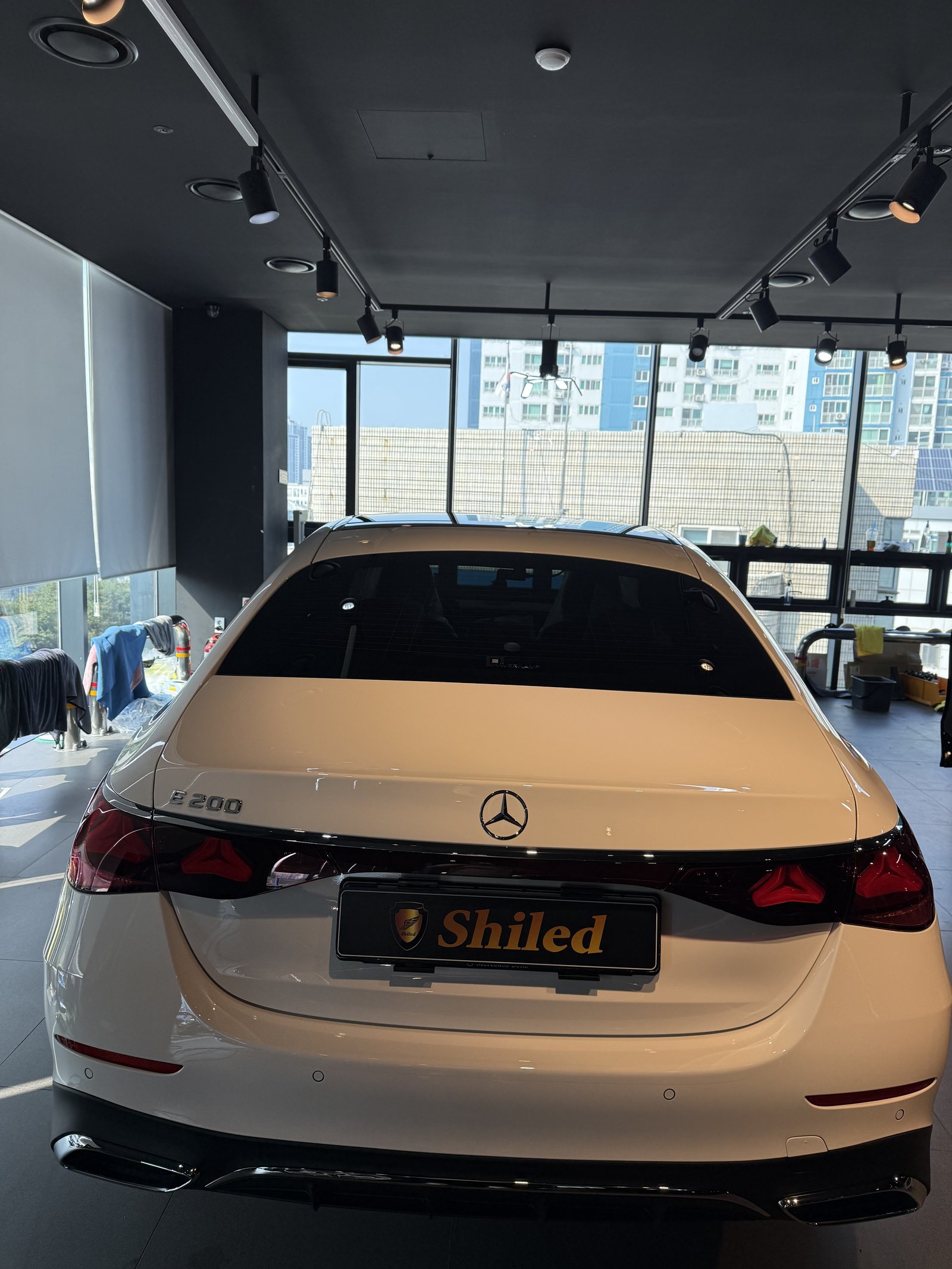 벤츠 E200 AMG라인 백색 신차 전측면 와이드 - 부산 유리막코팅